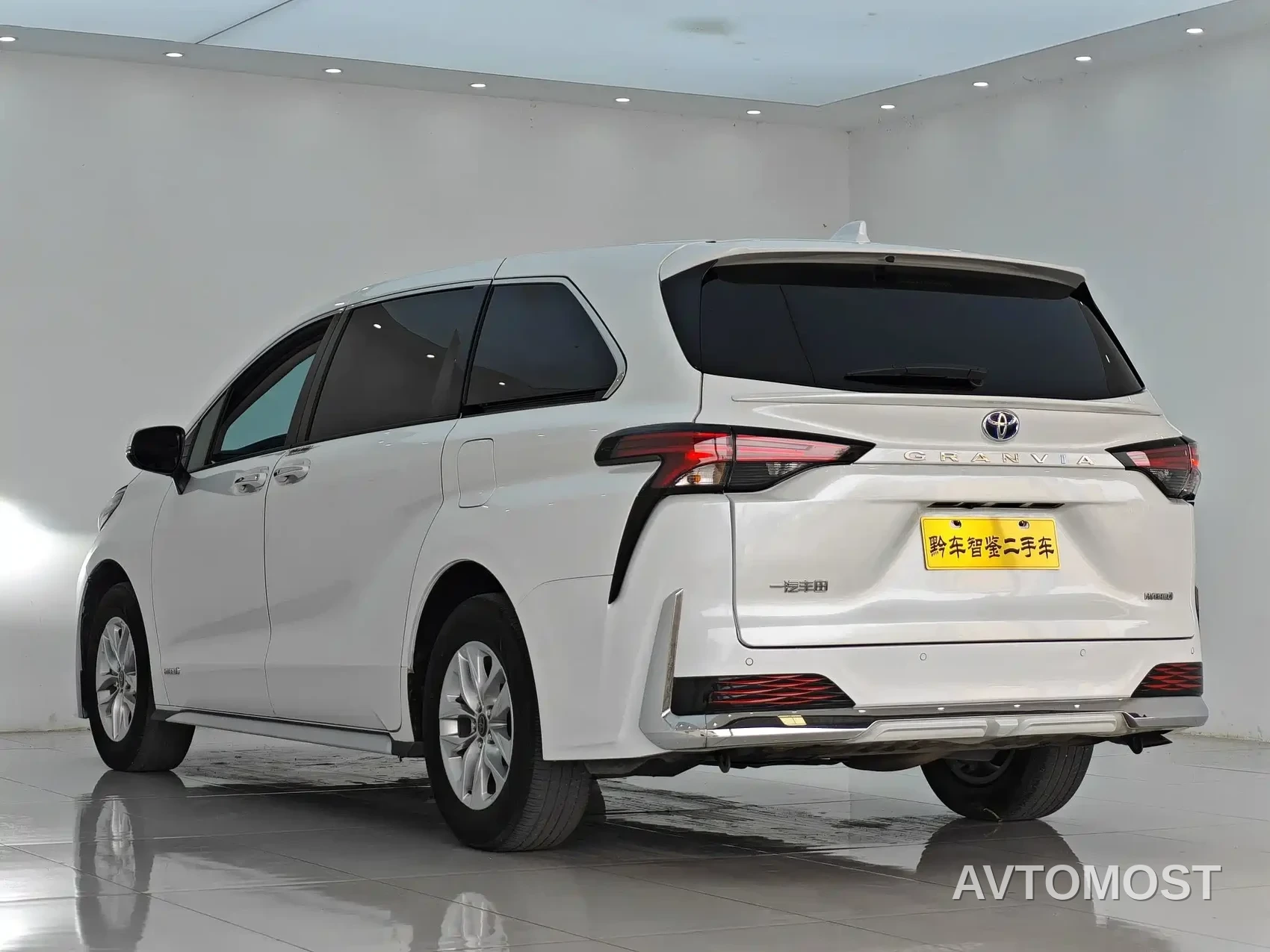 Toyota Granvia 2023 2.5L Hybrid Comfort Edition — фото 4