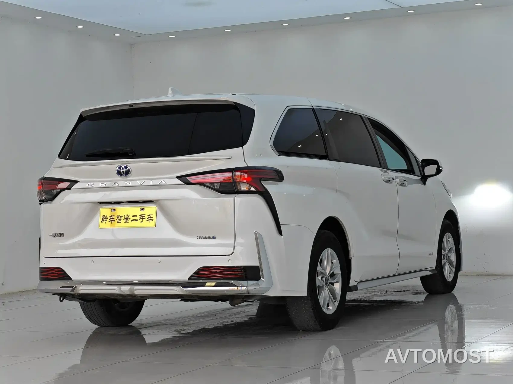 Toyota Granvia 2023 2.5L Hybrid Comfort Edition — фото 6