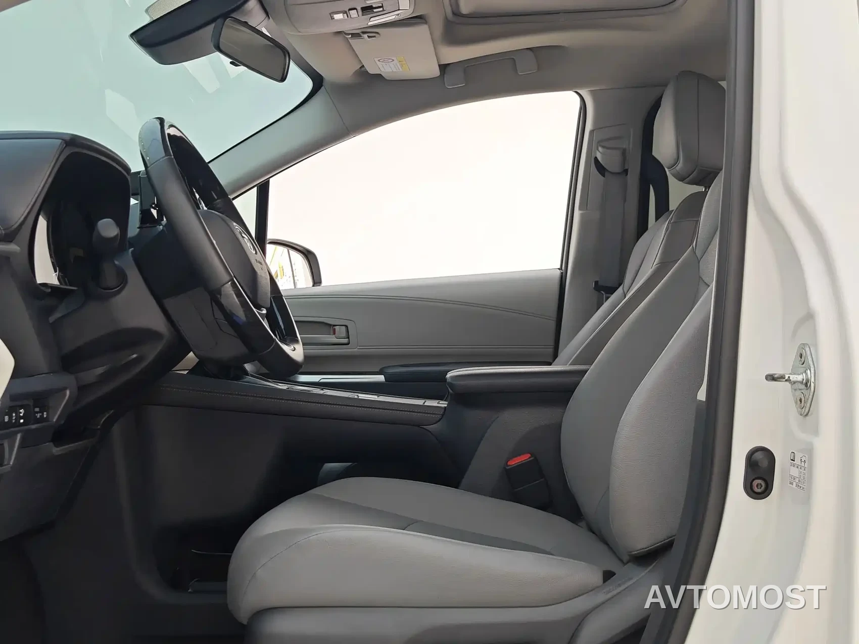 Toyota Granvia 2023 2.5L Hybrid Comfort Edition — фото 7