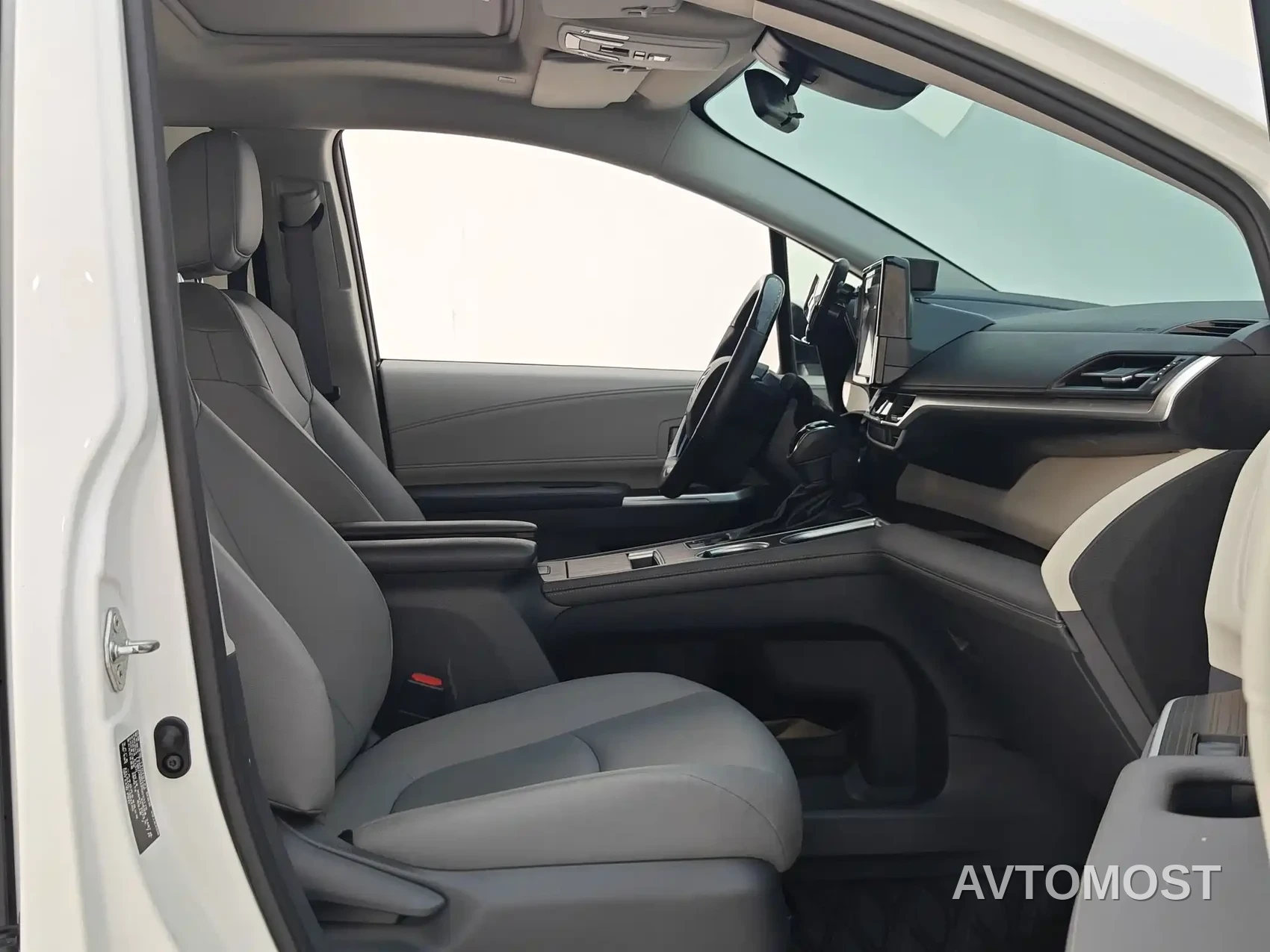 Toyota Granvia 2023 2.5L Hybrid Comfort Edition — фото 10