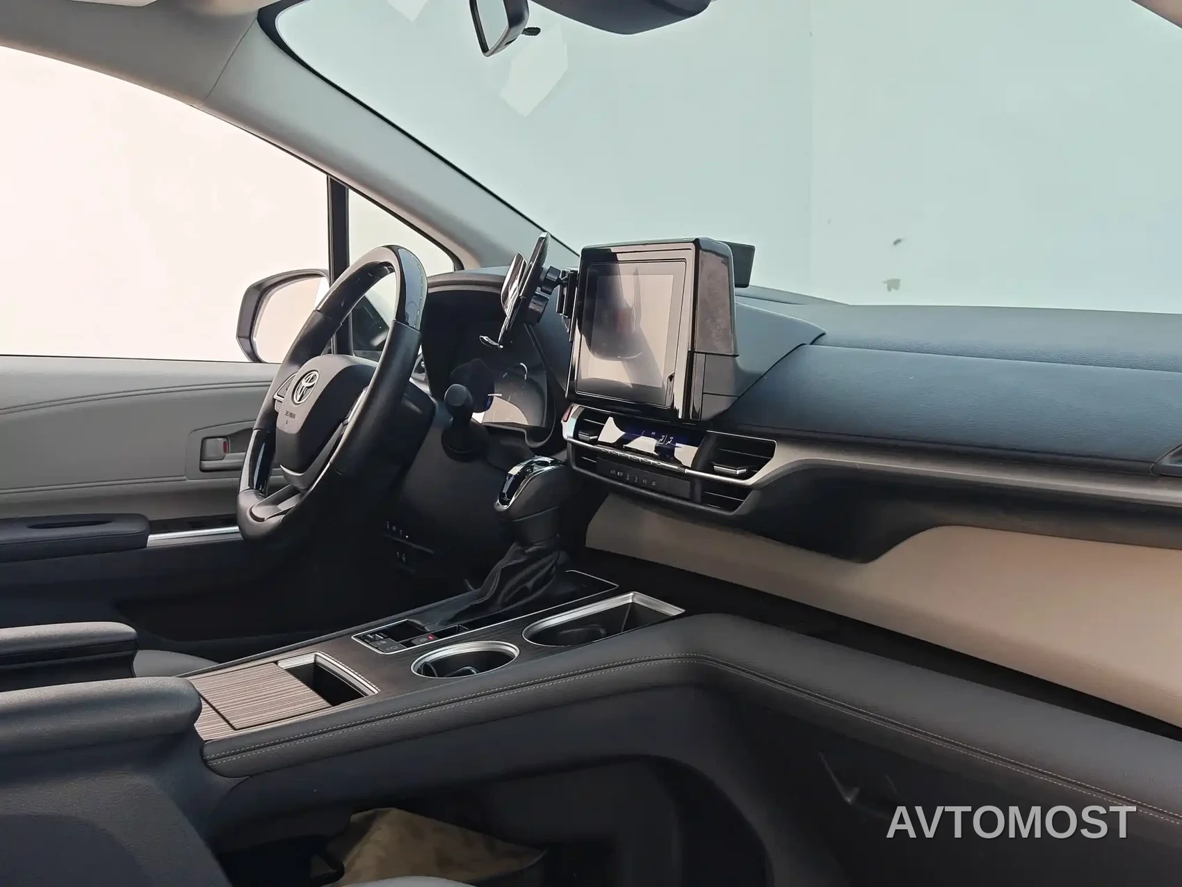 Toyota Granvia 2023 2.5L Hybrid Comfort Edition — фото 11