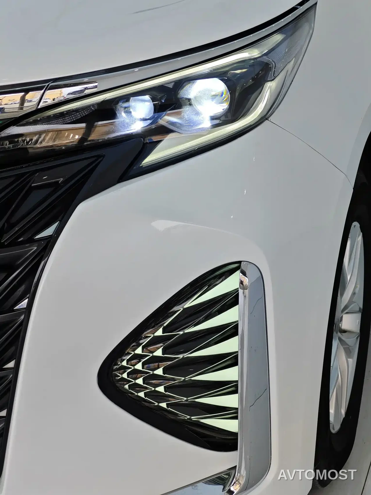 Toyota Granvia 2023 2.5L Hybrid Comfort Edition — фото 12