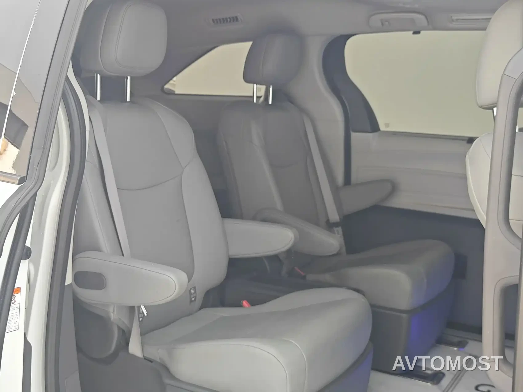 Toyota Granvia 2023 2.5L Hybrid Comfort Edition — фото 13