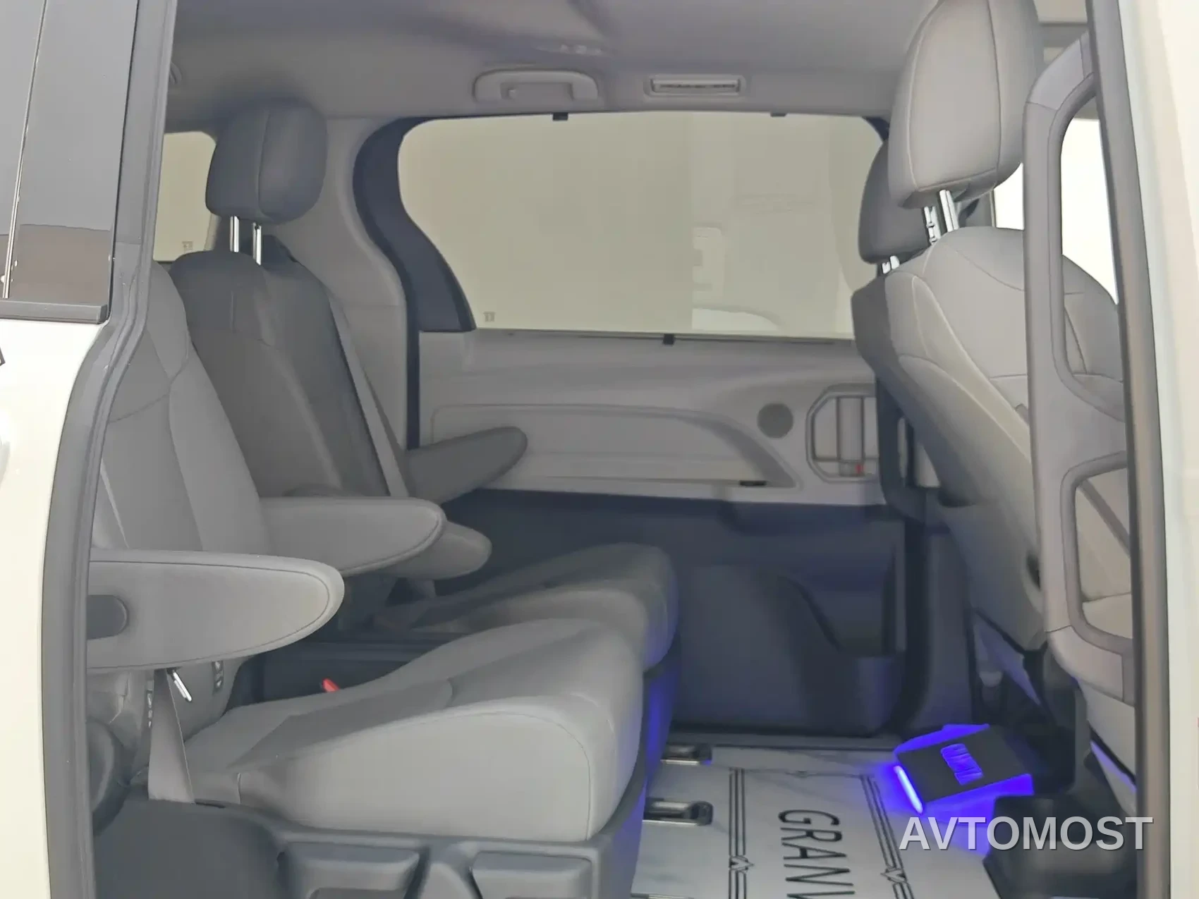 Toyota Granvia 2023 2.5L Hybrid Comfort Edition — фото 14