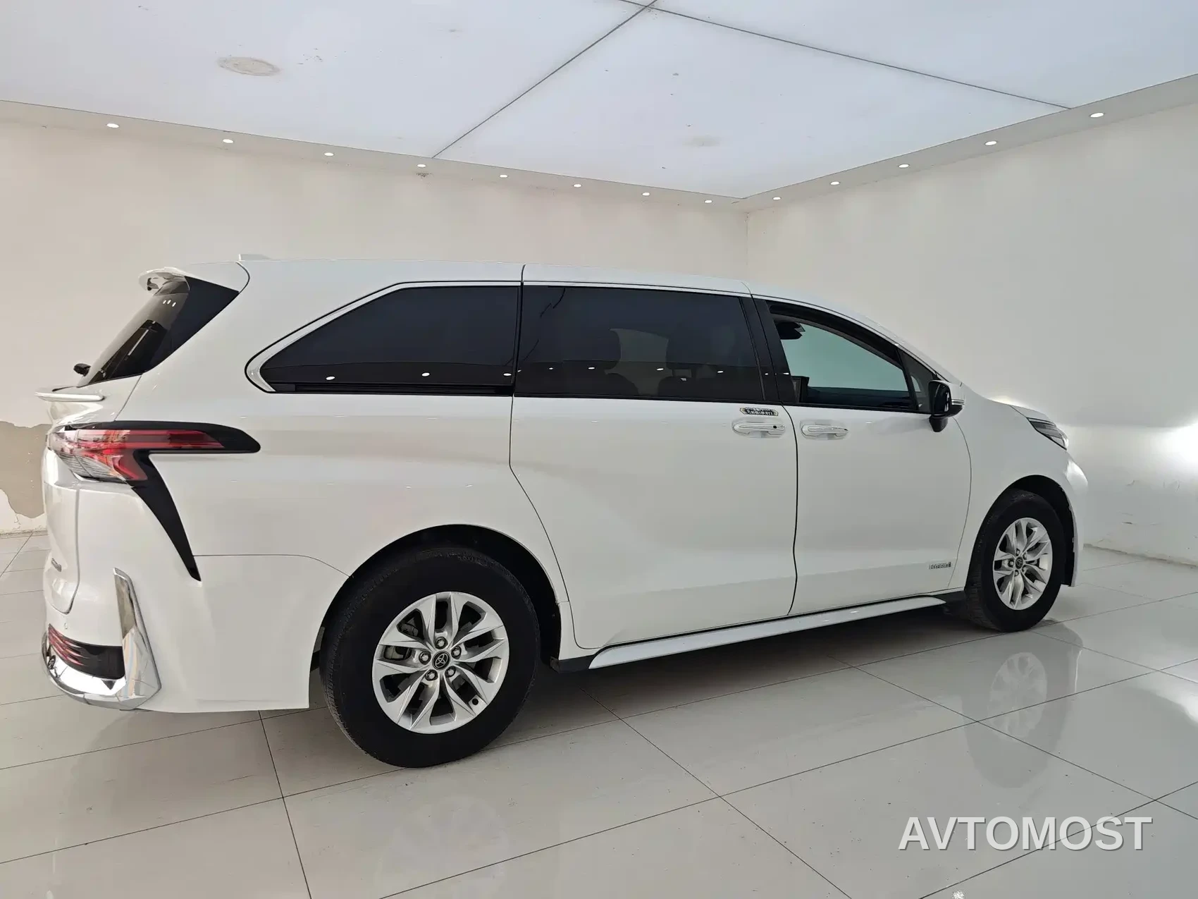 Toyota Granvia 2023 2.5L Hybrid Comfort Edition — фото 15