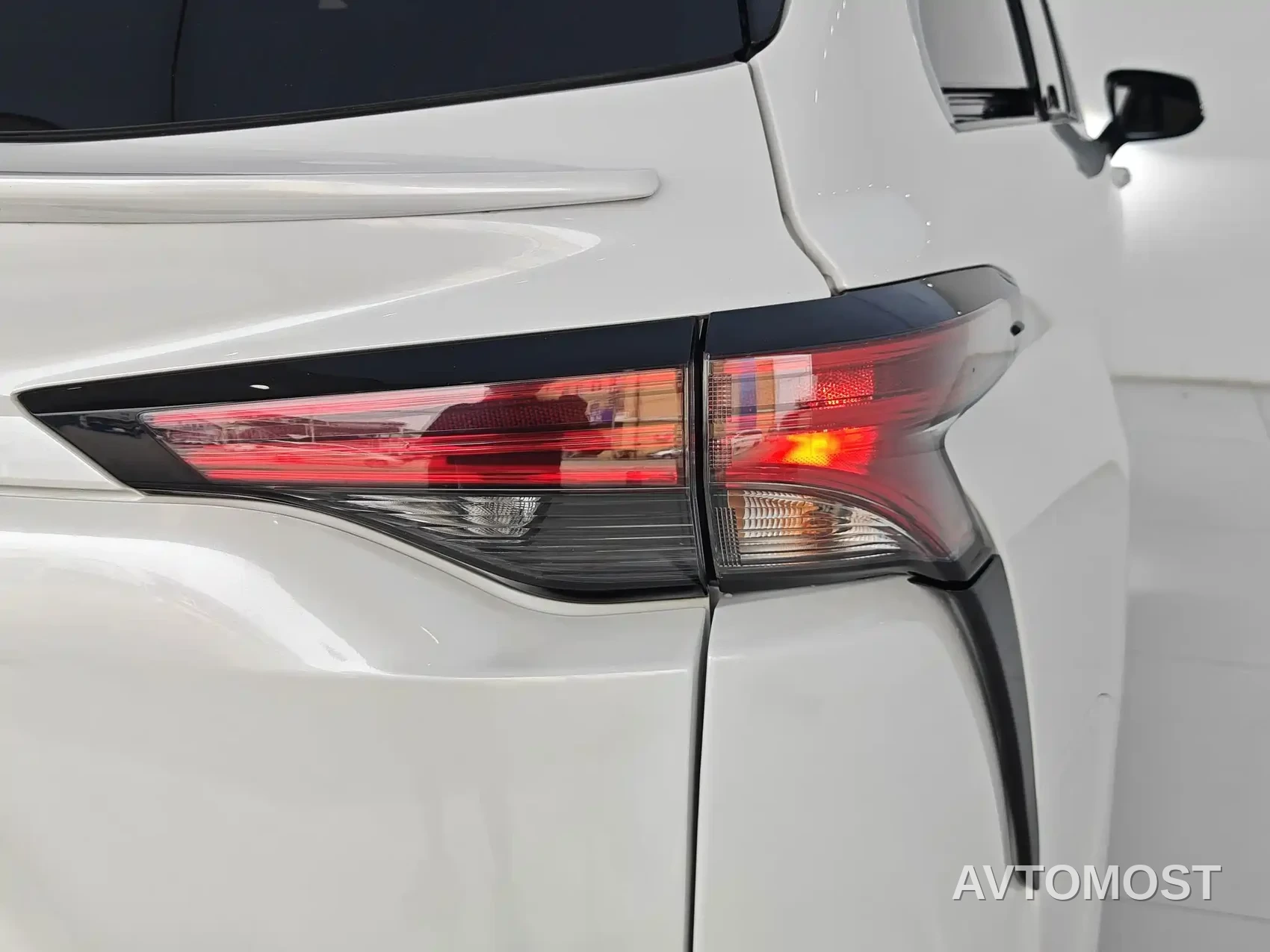Toyota Granvia 2023 2.5L Hybrid Comfort Edition — фото 16