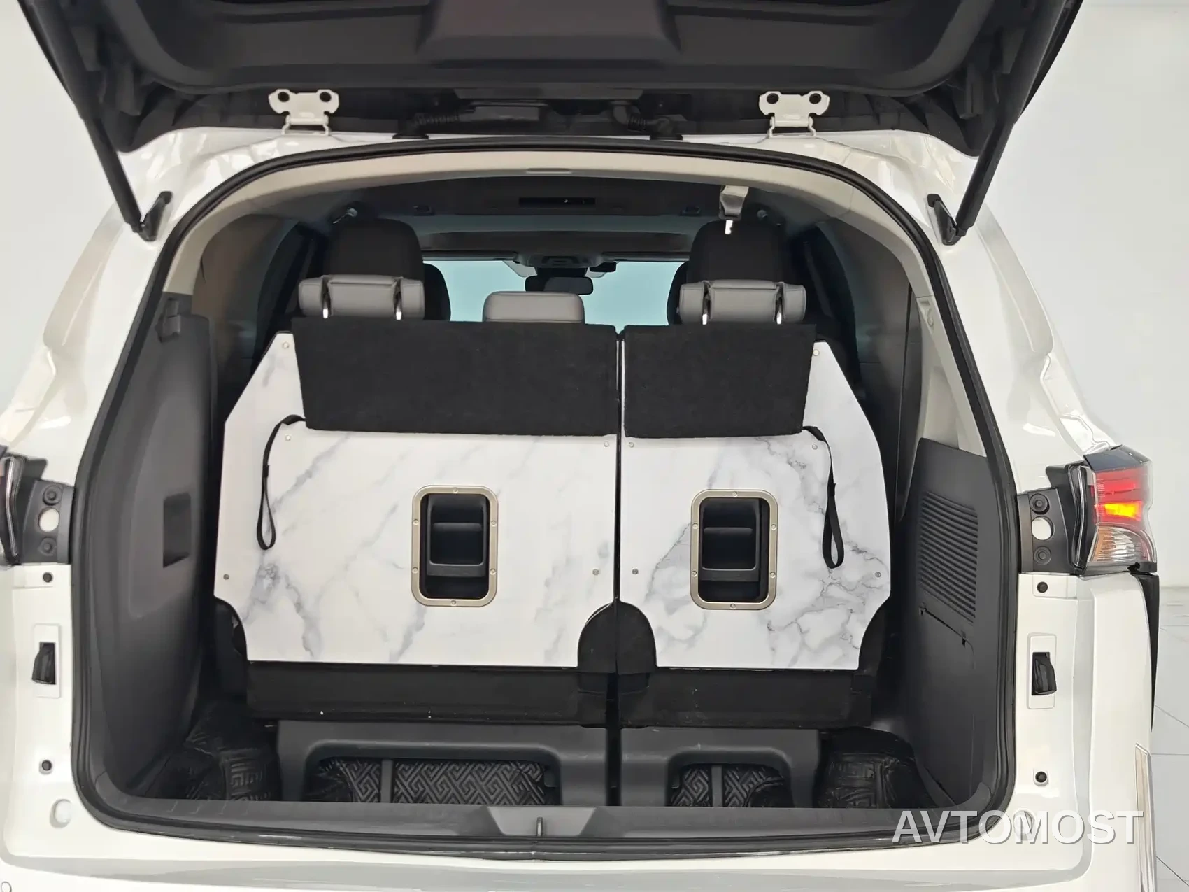 Toyota Granvia 2023 2.5L Hybrid Comfort Edition — фото 17