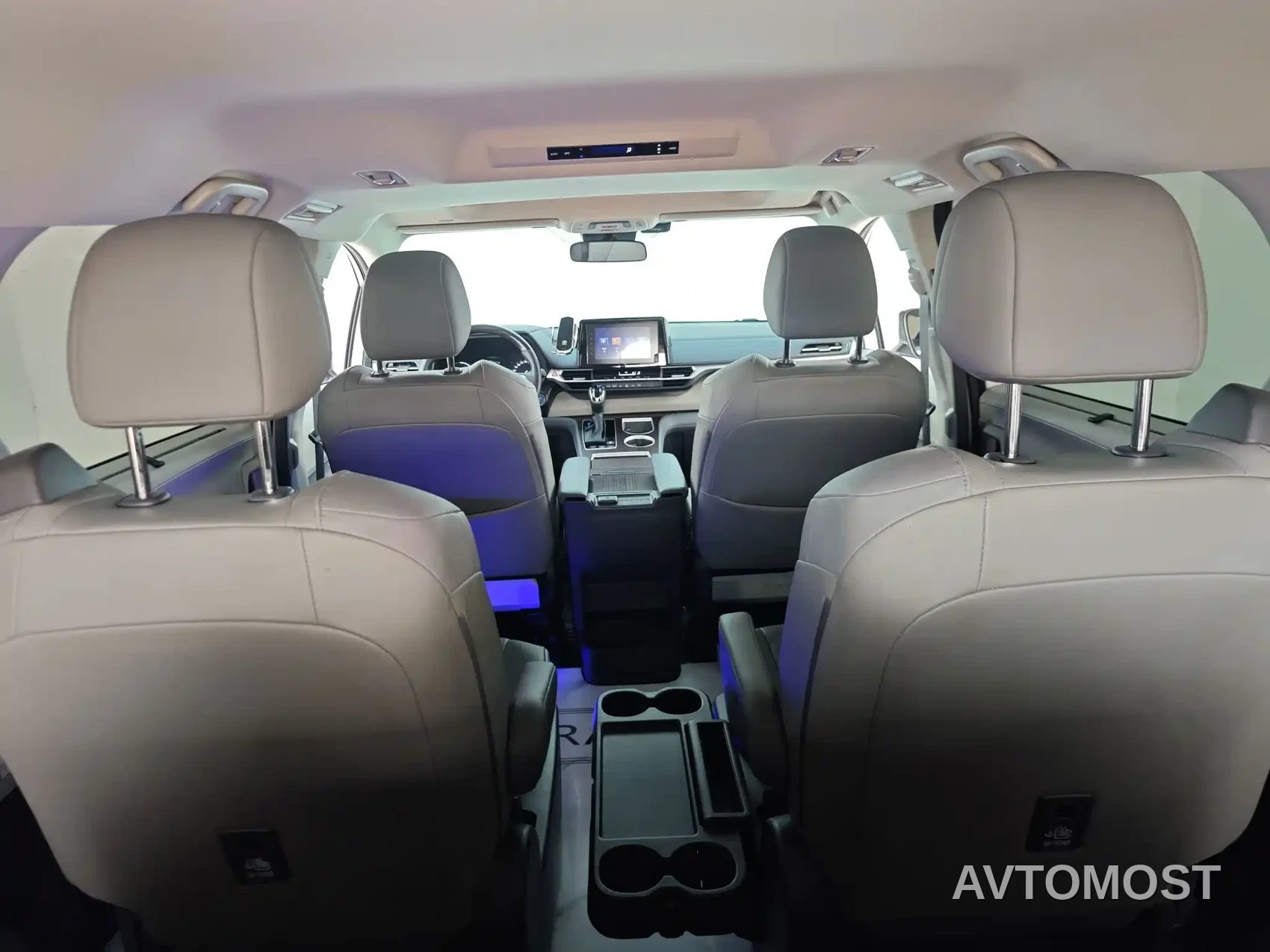 Toyota Granvia 2023 2.5L Hybrid Comfort Edition — фото 18