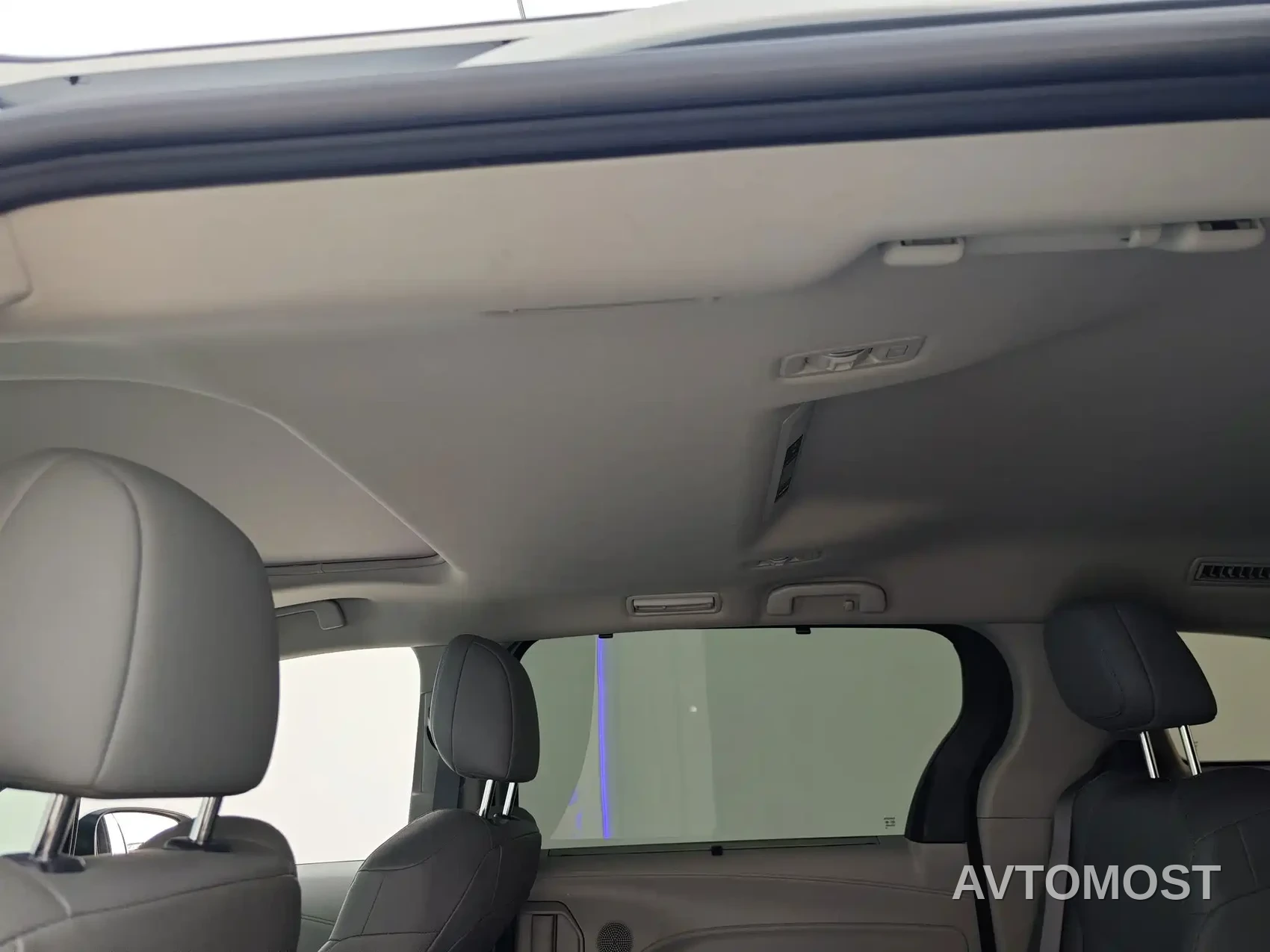 Toyota Granvia 2023 2.5L Hybrid Comfort Edition — фото 20