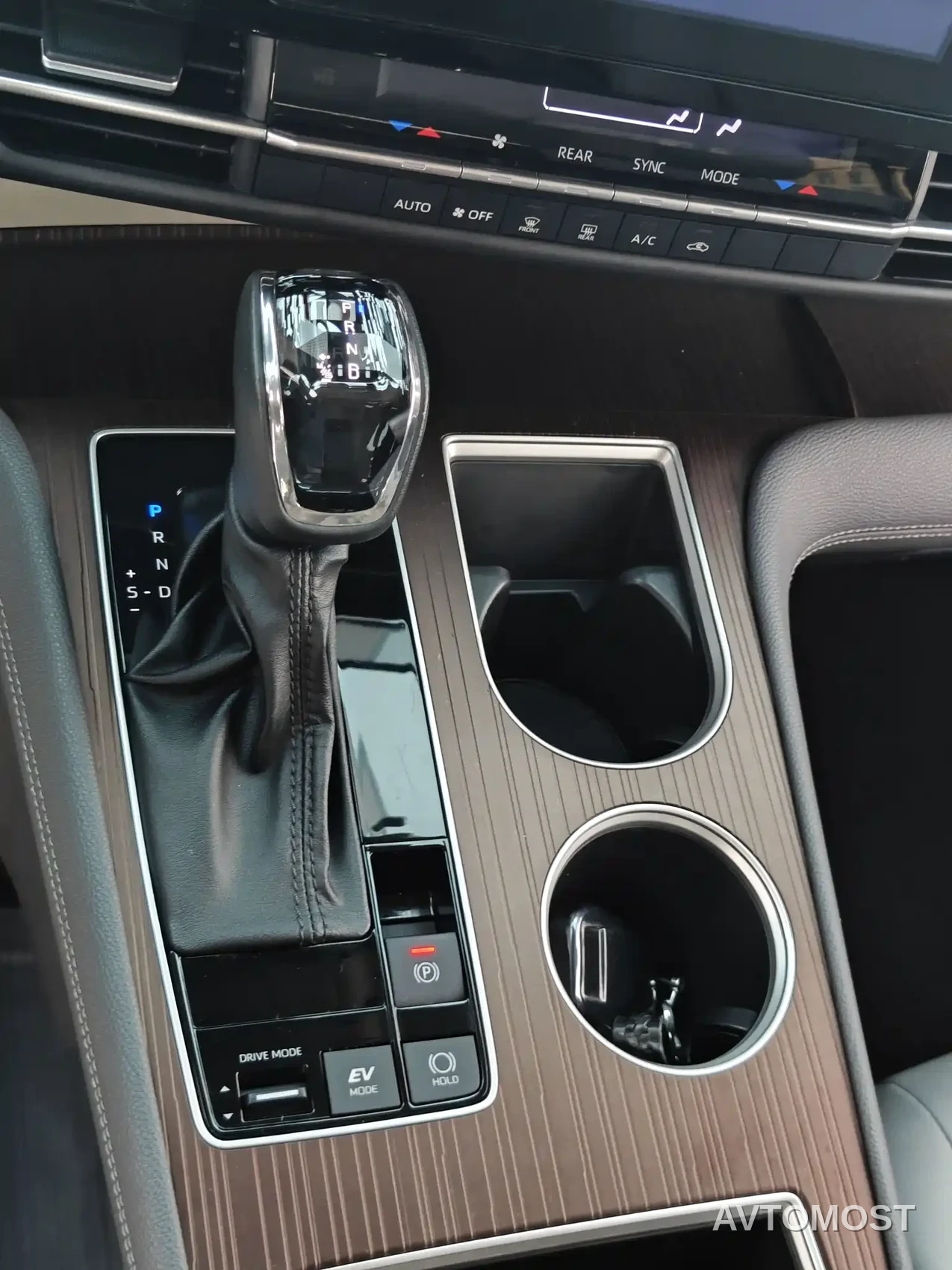 Toyota Granvia 2023 2.5L Hybrid Comfort Edition — фото 24