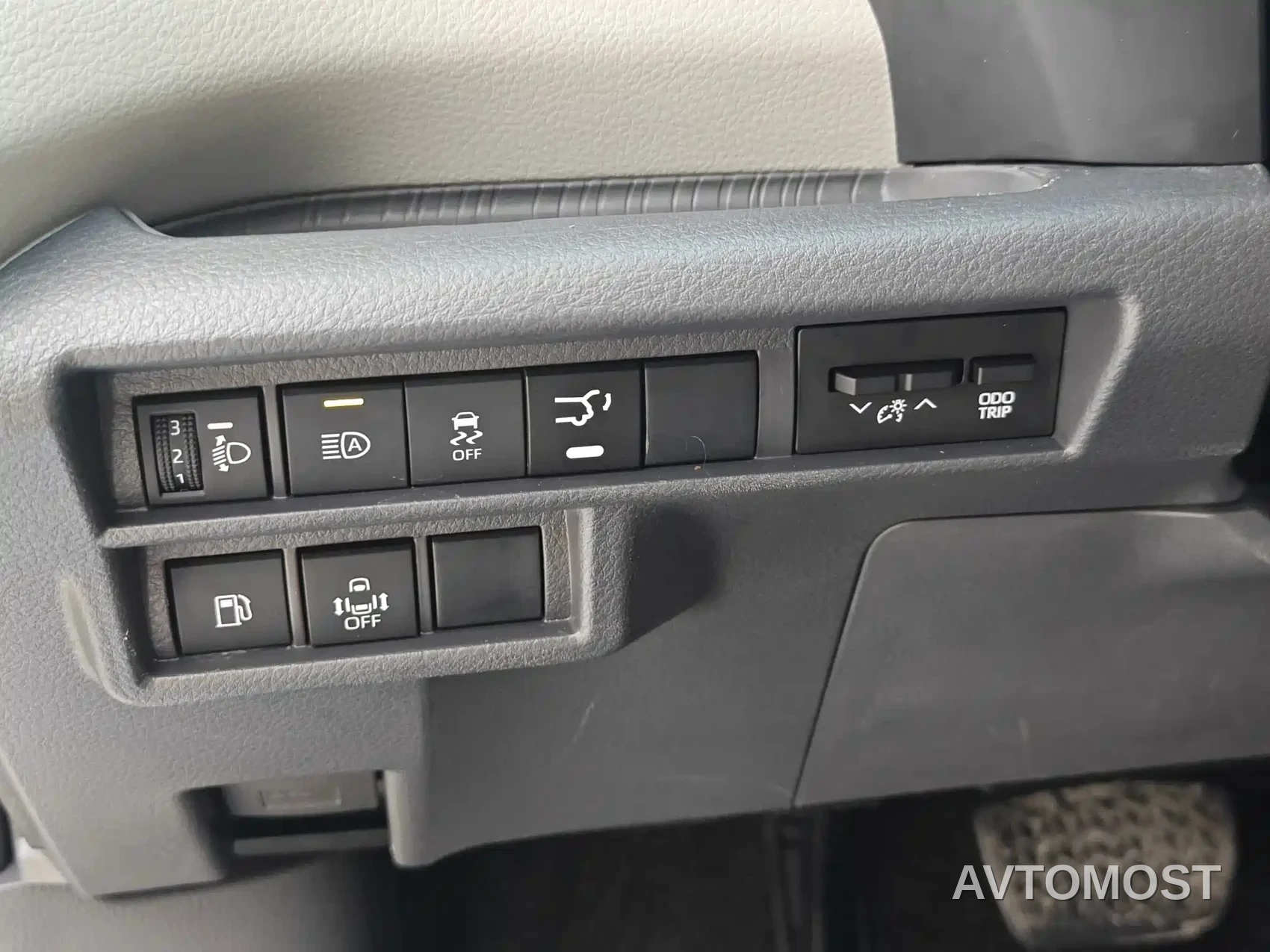Toyota Granvia 2023 2.5L Hybrid Comfort Edition — фото 26