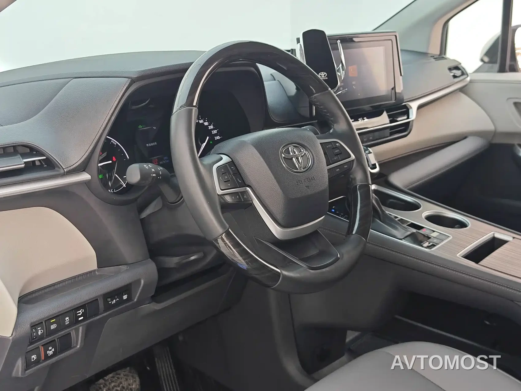 Toyota Granvia 2023 2.5L Hybrid Comfort Edition — фото 27