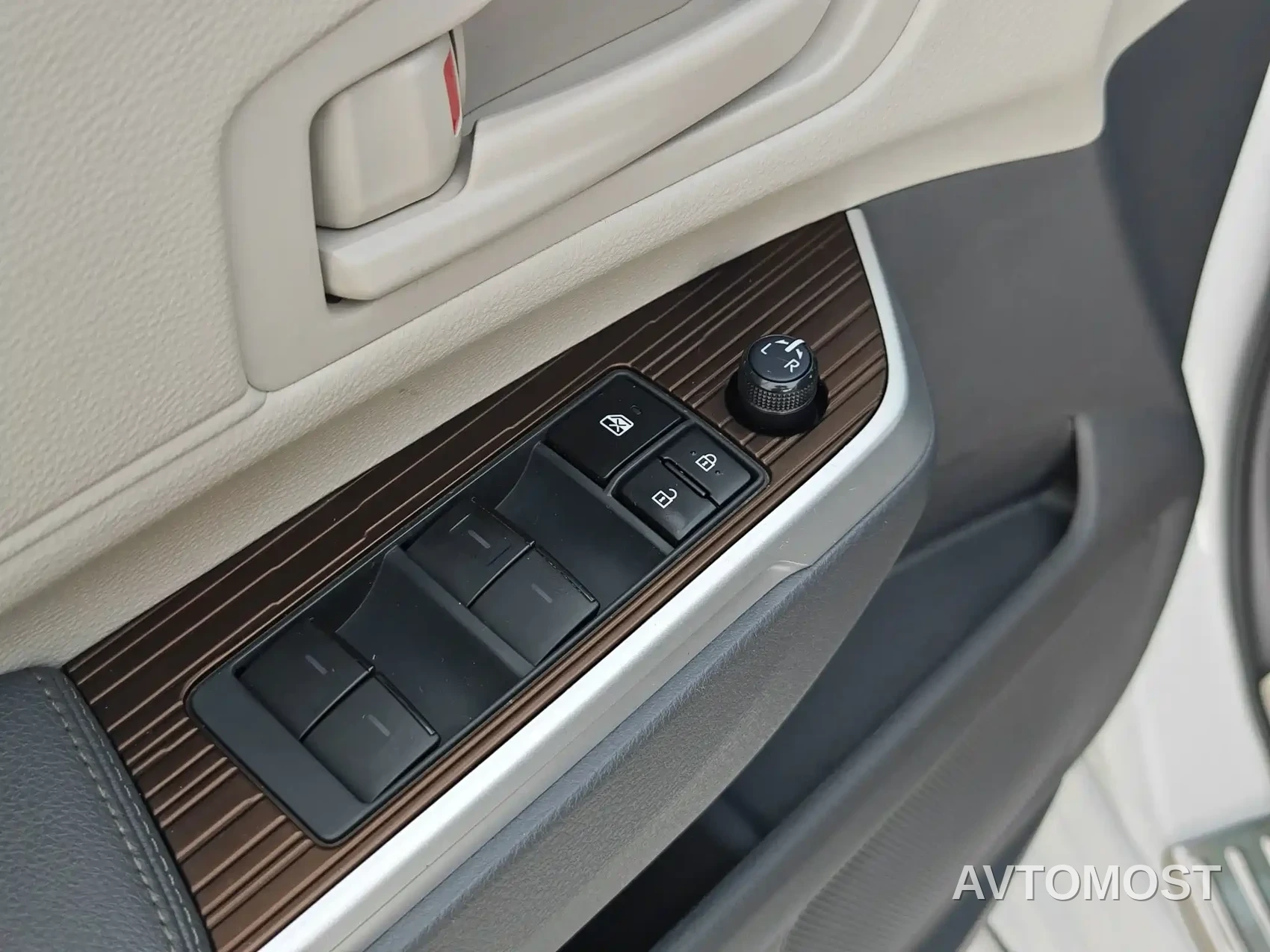 Toyota Granvia 2023 2.5L Hybrid Comfort Edition — фото 28