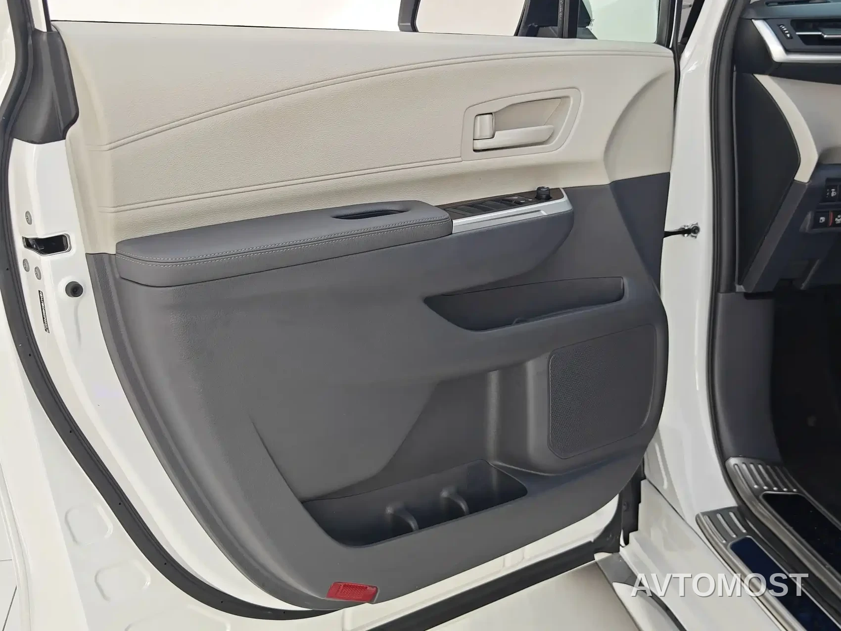 Toyota Granvia 2023 2.5L Hybrid Comfort Edition — фото 29