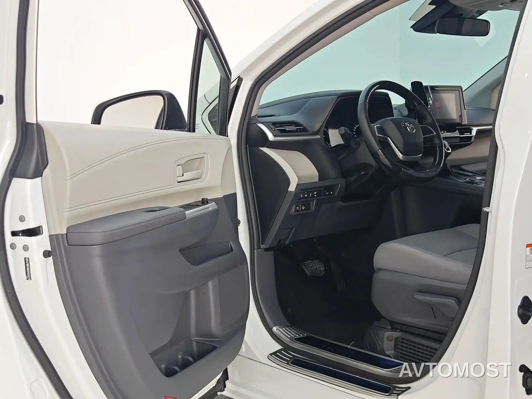 Toyota Granvia 2023 2.5L Hybrid Comfort Edition — фото 30