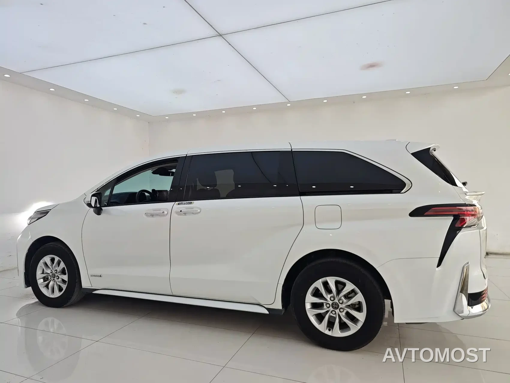 Toyota Granvia 2023 2.5L Hybrid Comfort Edition — фото 31