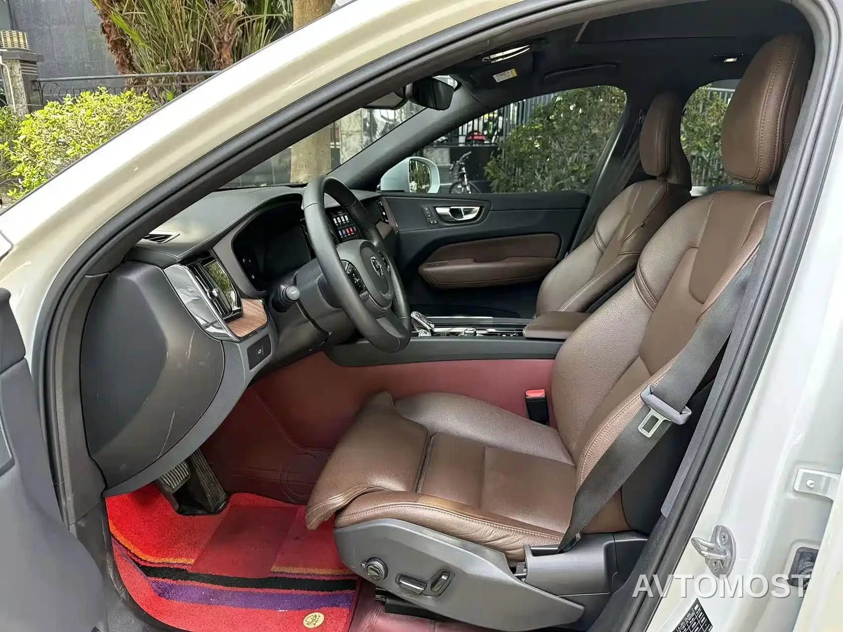 Volvo XC60 2024 B5 AWD Zhiyuan Luxury Edition — фото 4