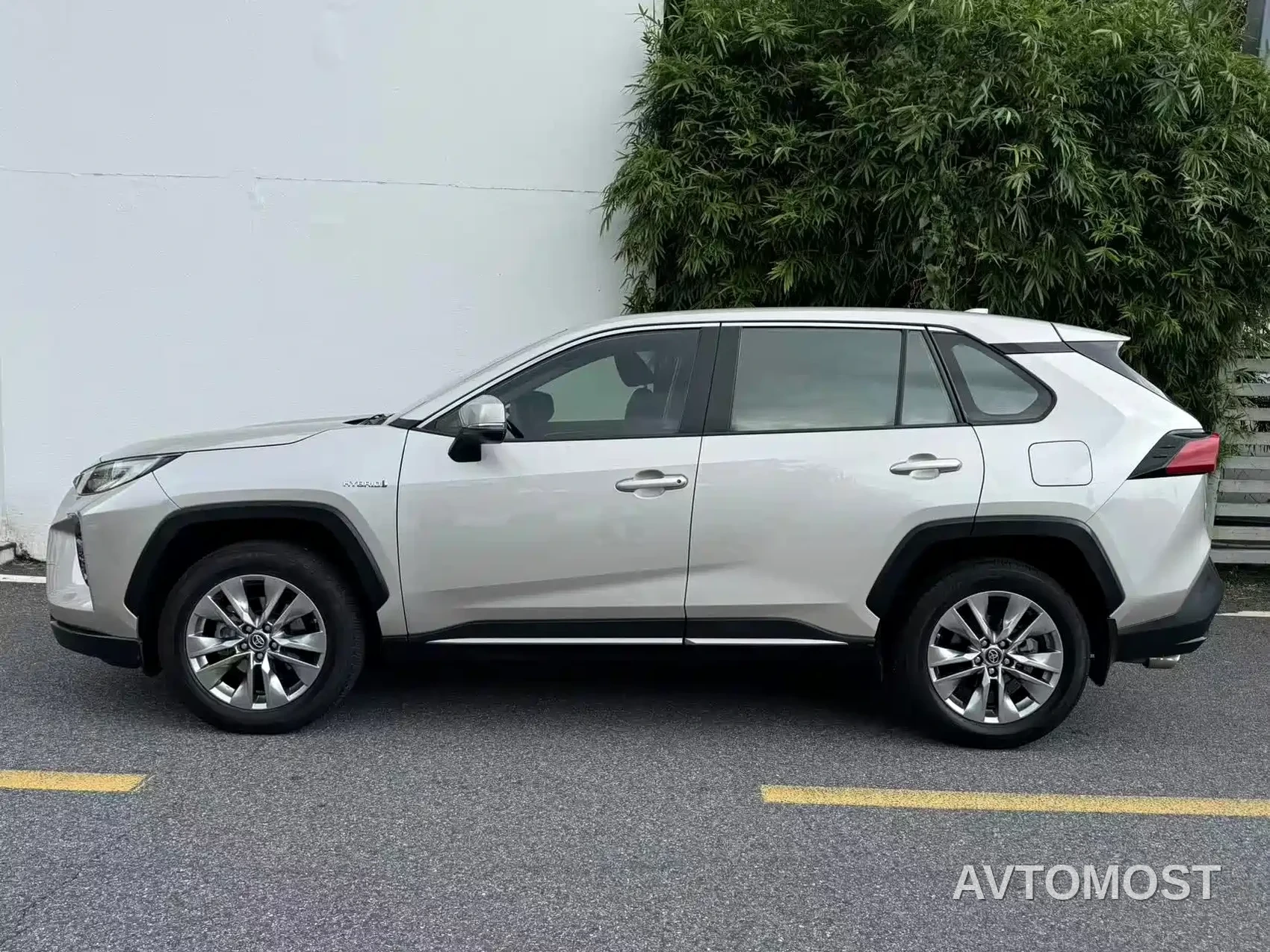Toyota Wildlander 2020 Dual Engine 2.5L E-CVT FWD Luxury — фото 7