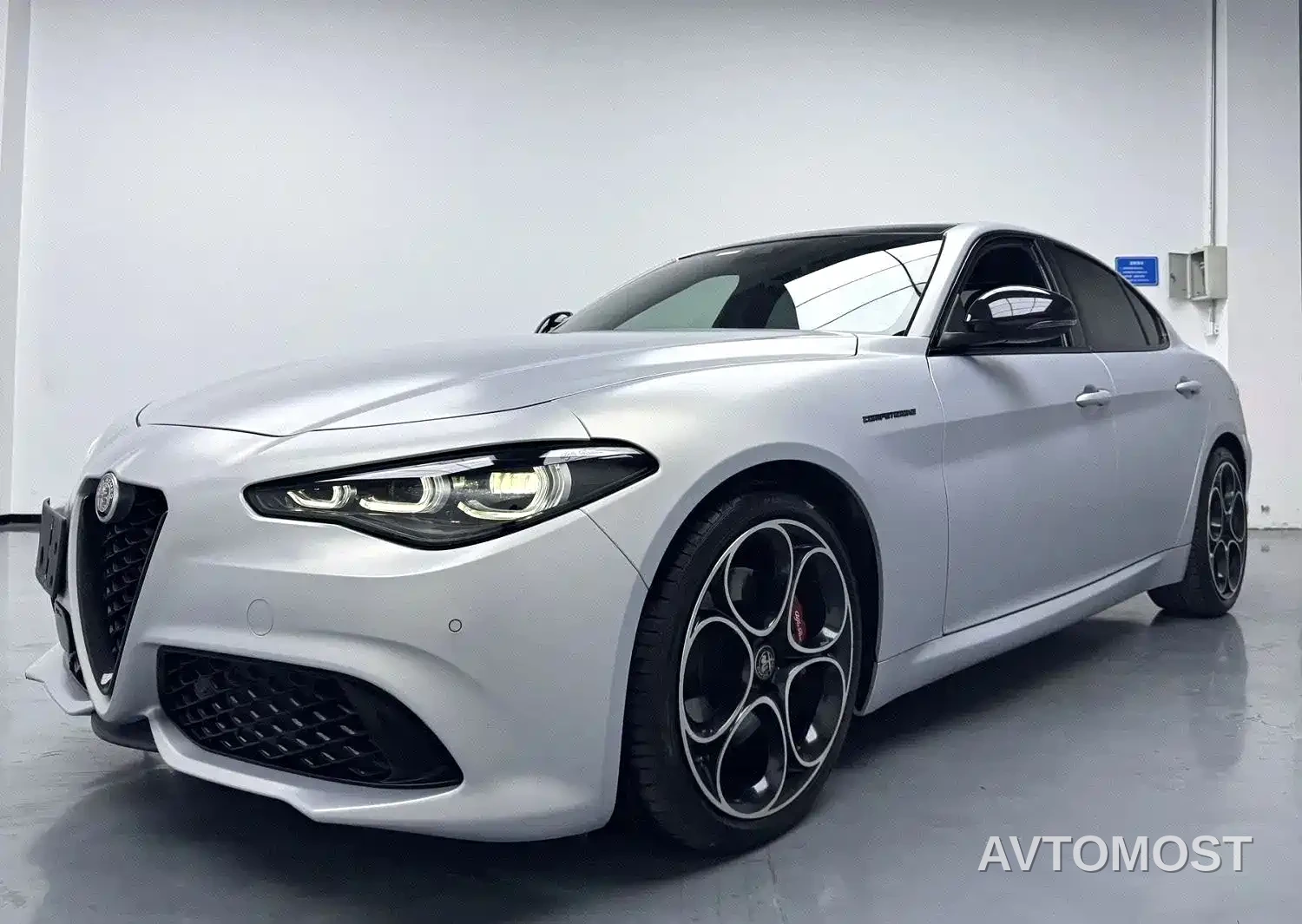 Alfa Romeo Giulia 2023 2.0T 280HP Competition Edition — фото 1