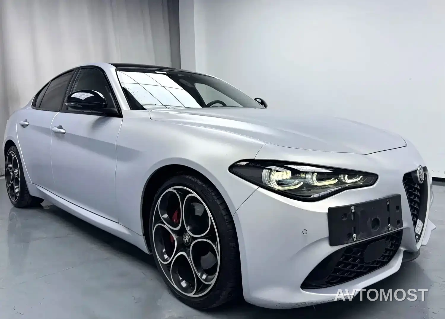 Alfa Romeo Giulia 2023 2.0T 280HP Competition Edition — фото 2