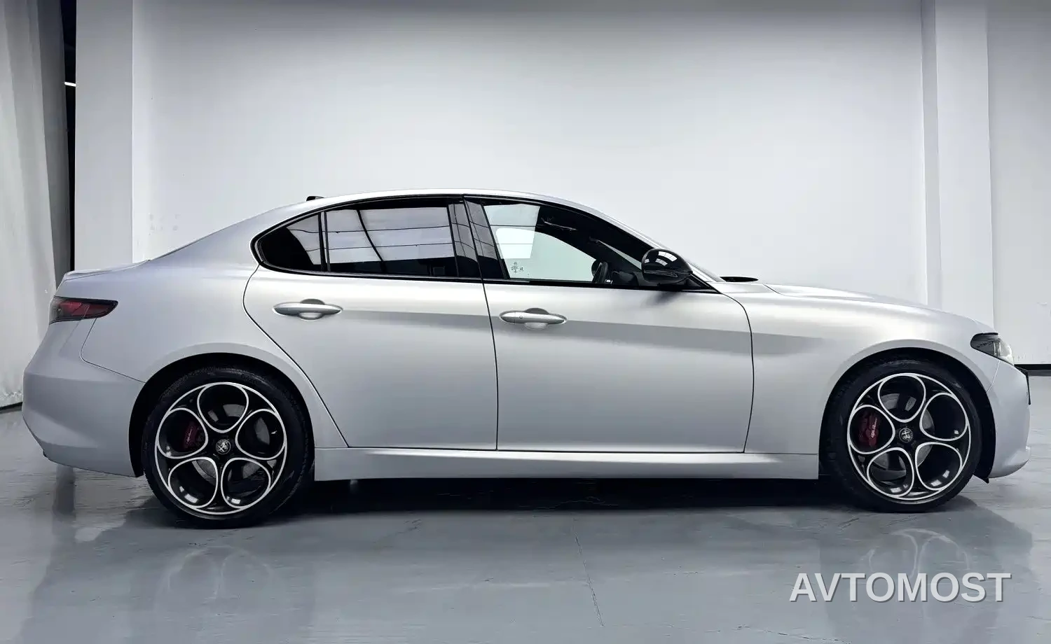 Alfa Romeo Giulia 2023 2.0T 280HP Competition Edition — фото 3