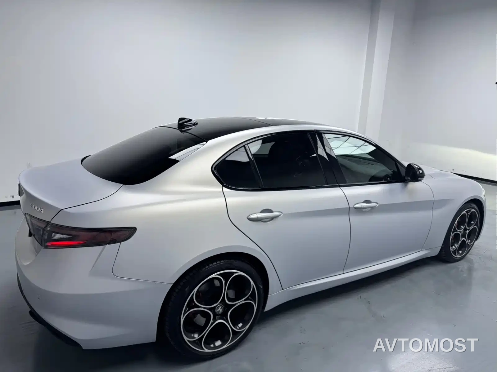 Alfa Romeo Giulia 2023 2.0T 280HP Competition Edition — фото 9