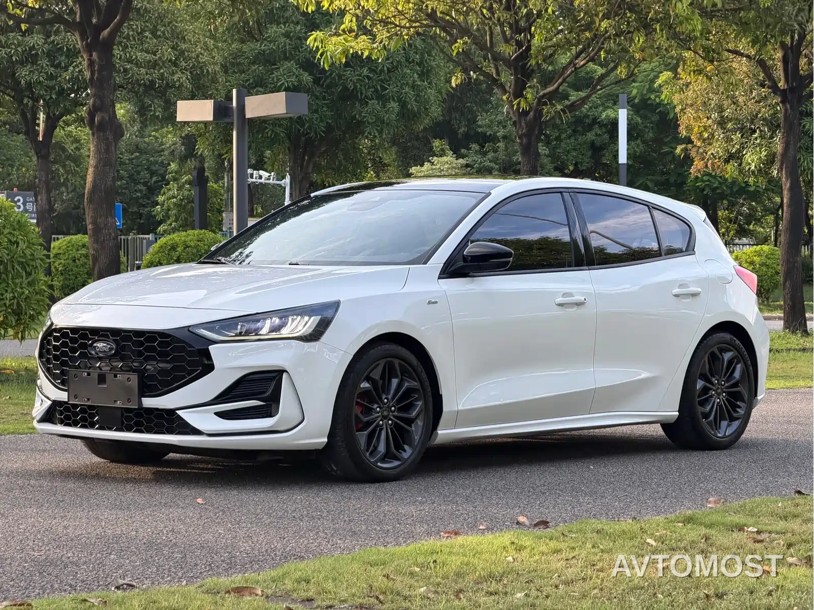 Ford Focus 2022 Hatchback EcoBoost 180 Automatic ST Line — фото 1