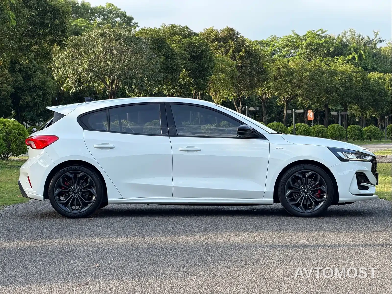 Ford Focus 2022 Hatchback EcoBoost 180 Automatic ST Line — фото 10
