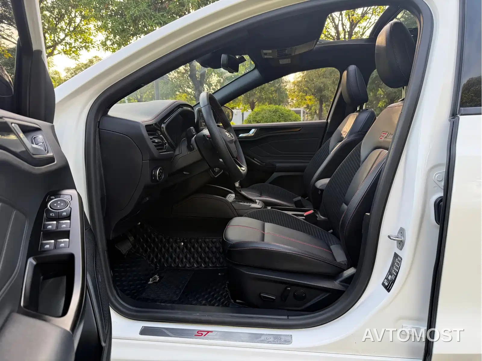 Ford Focus 2022 Hatchback EcoBoost 180 Automatic ST Line — фото 11