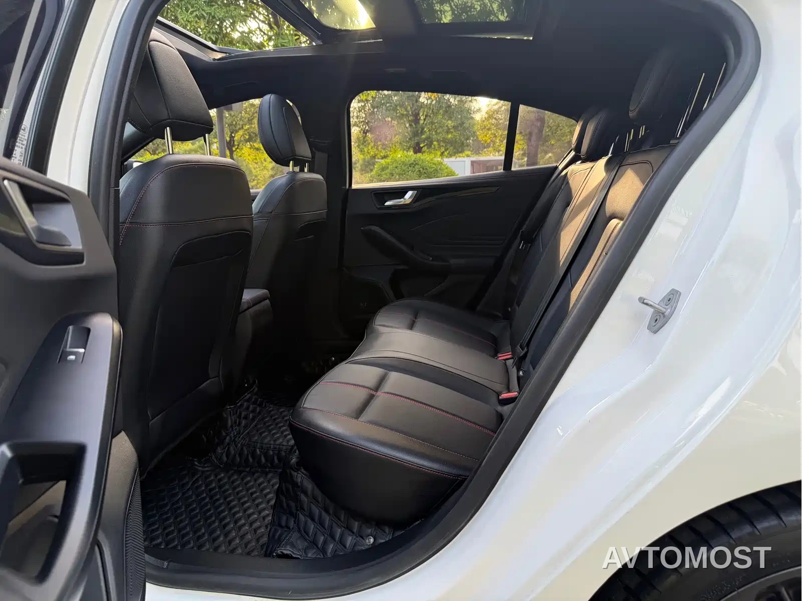 Ford Focus 2022 Hatchback EcoBoost 180 Automatic ST Line — фото 13