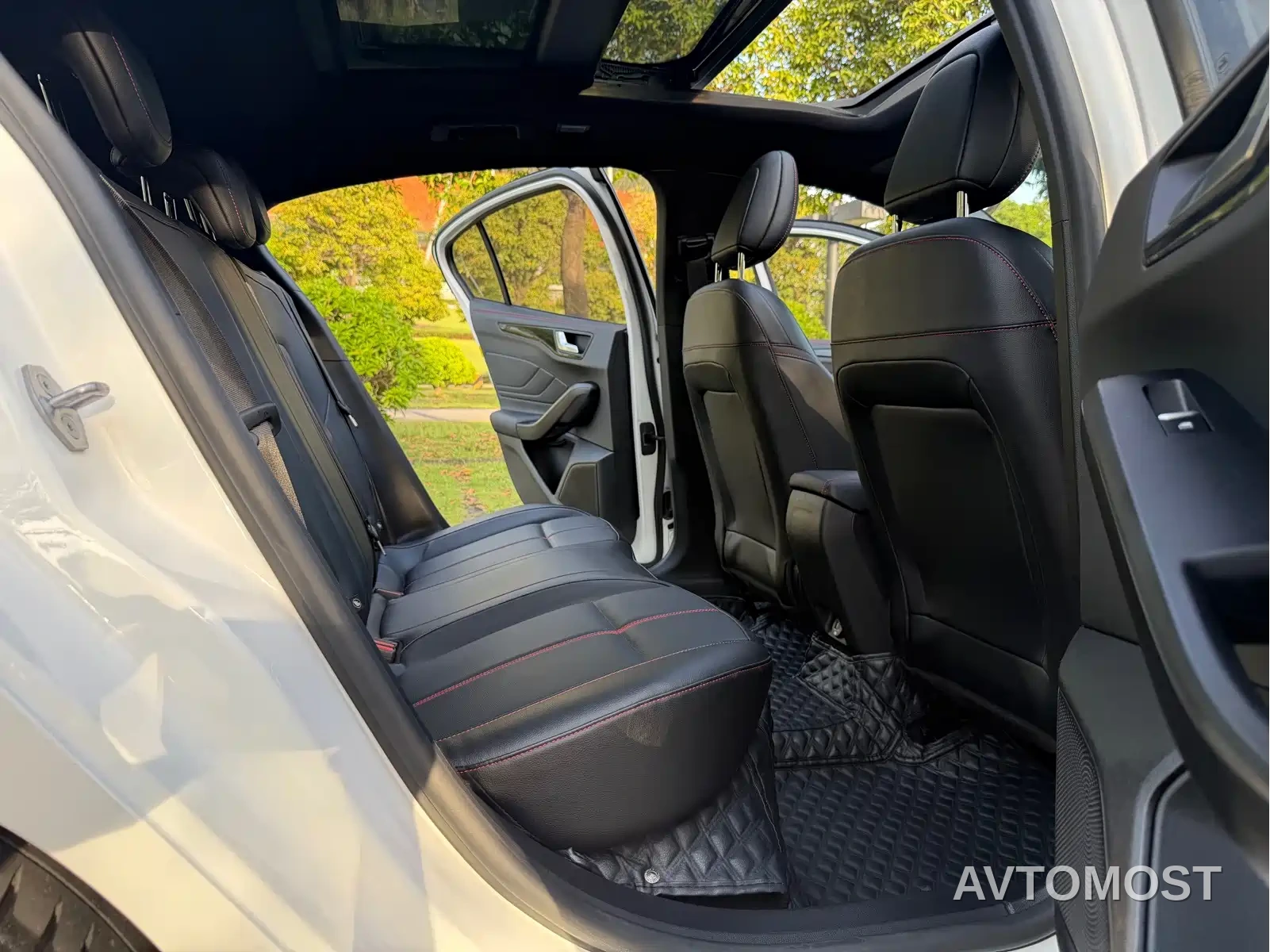 Ford Focus 2022 Hatchback EcoBoost 180 Automatic ST Line — фото 14