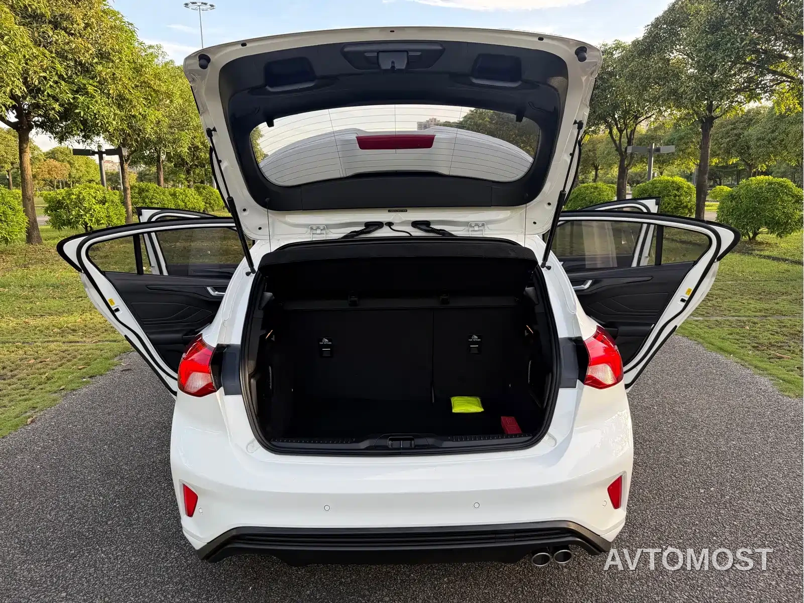 Ford Focus 2022 Hatchback EcoBoost 180 Automatic ST Line — фото 27