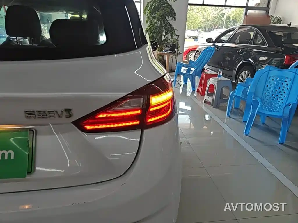 JMCG New Energy Yizhi EV3 2021 Mini Radar Yue Run Model — фото 5