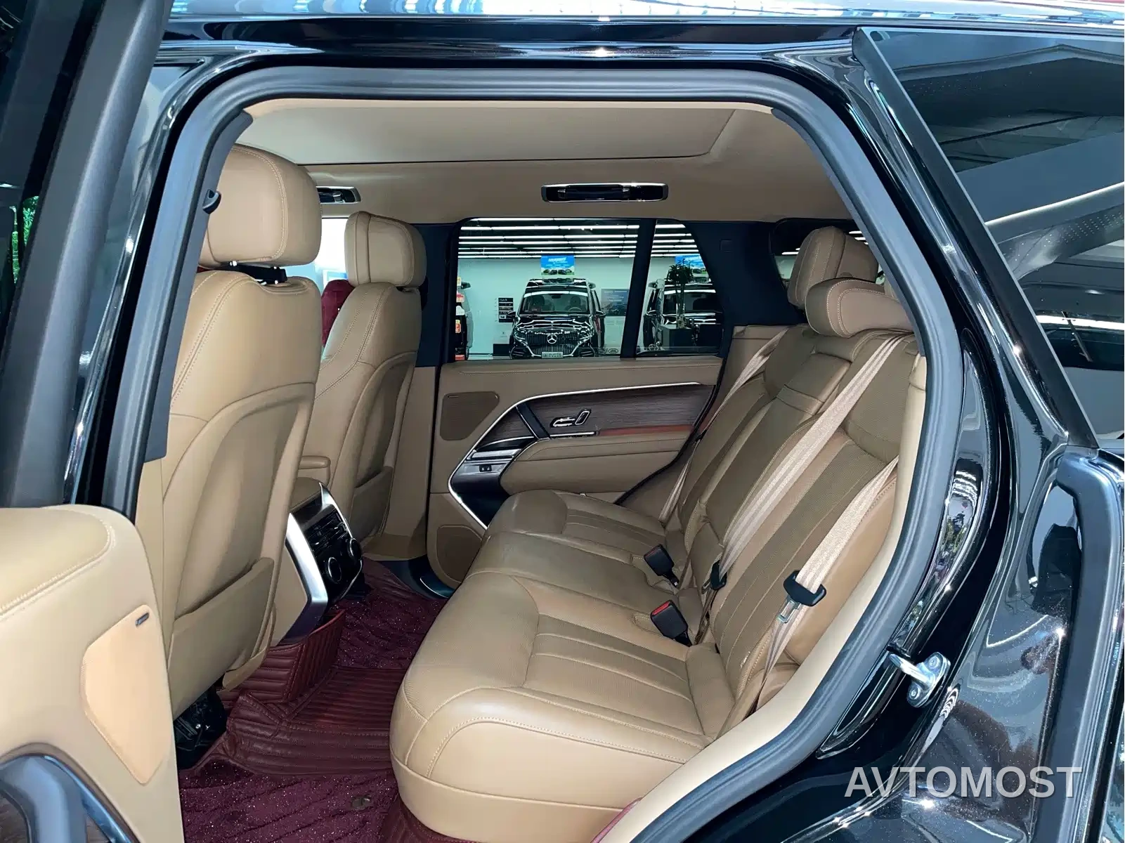 Land Rover Range Rover 2023 3.0 L6 360PS Golden Age Edition — фото 12