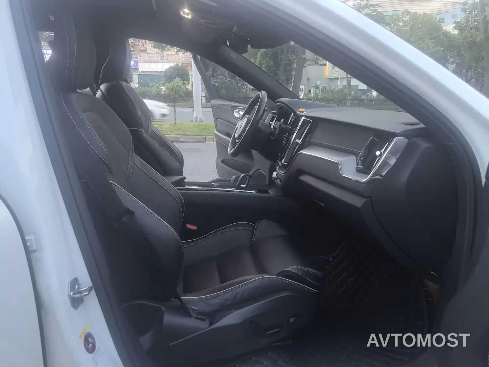 Volvo XC60 Plug-in Hybrid 2021 T8 E-Drive Hybrid Inscription Sport — фото 13