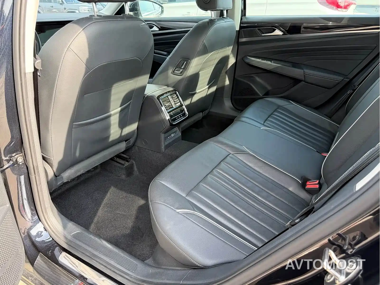 Volkswagen Passat 2022 330TSI Starlight Elite Edition — фото 12