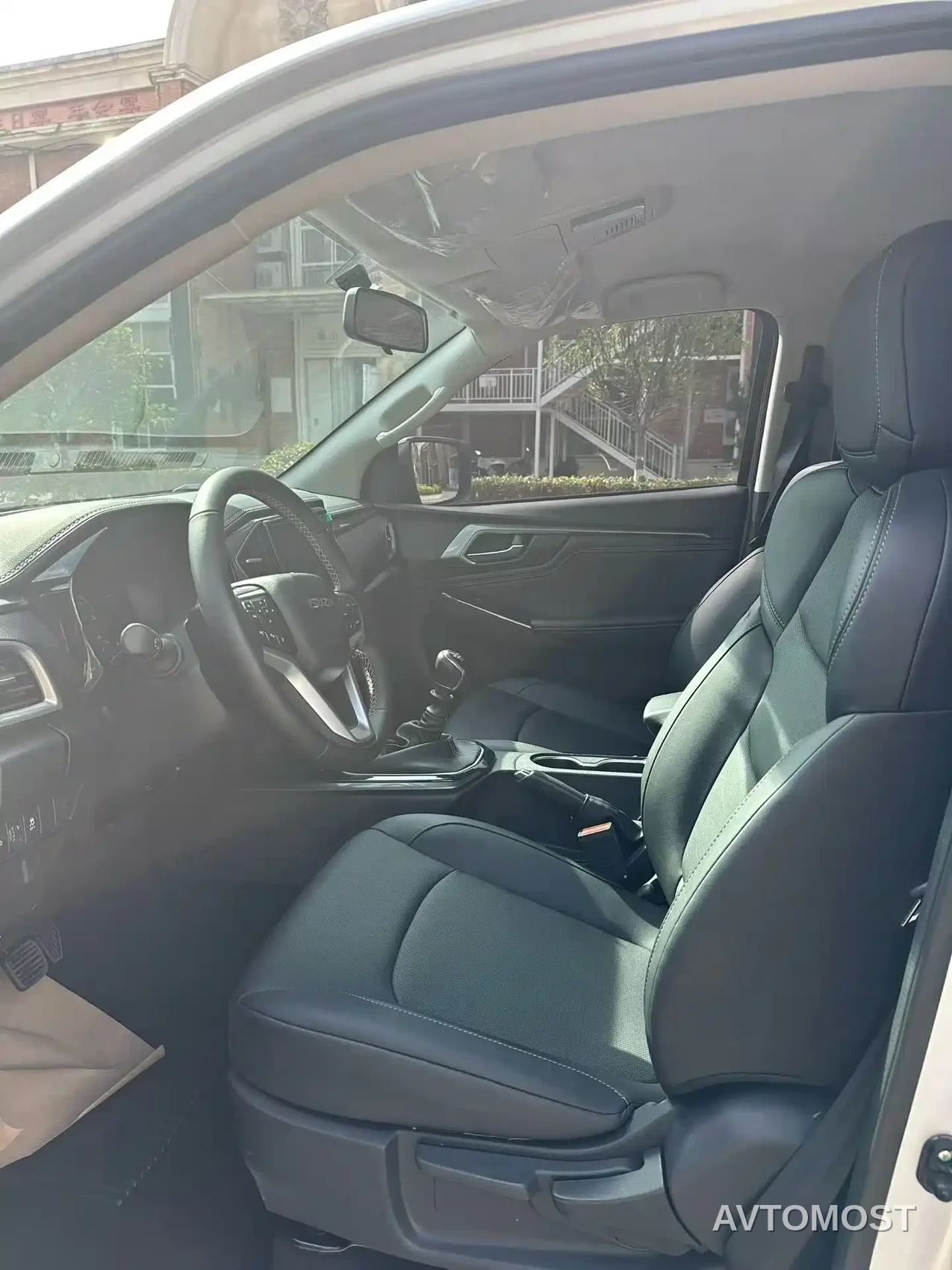 Isuzu Lingtuo 2025 2.5T Manual 4WD Diesel Navigator Long Wheelbase Flatbed — фото 4