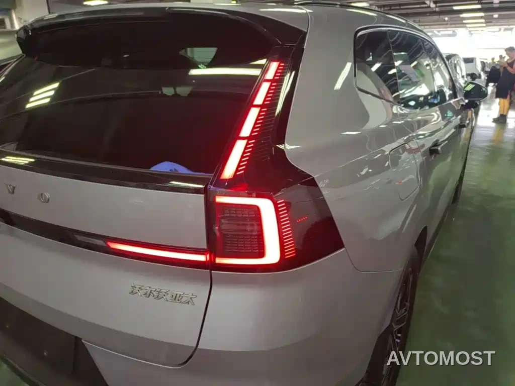 Volvo XC70 Plug-in Hybrid 2025 Standard — фото 3