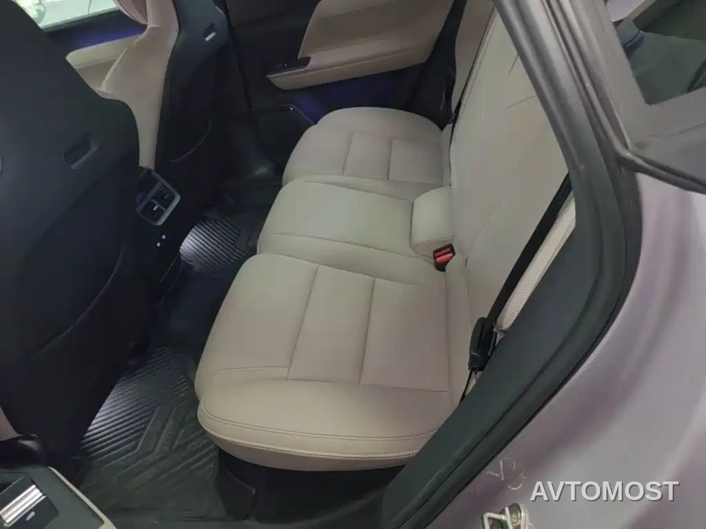 Volvo XC70 Plug-in Hybrid 2025 Standard — фото 12