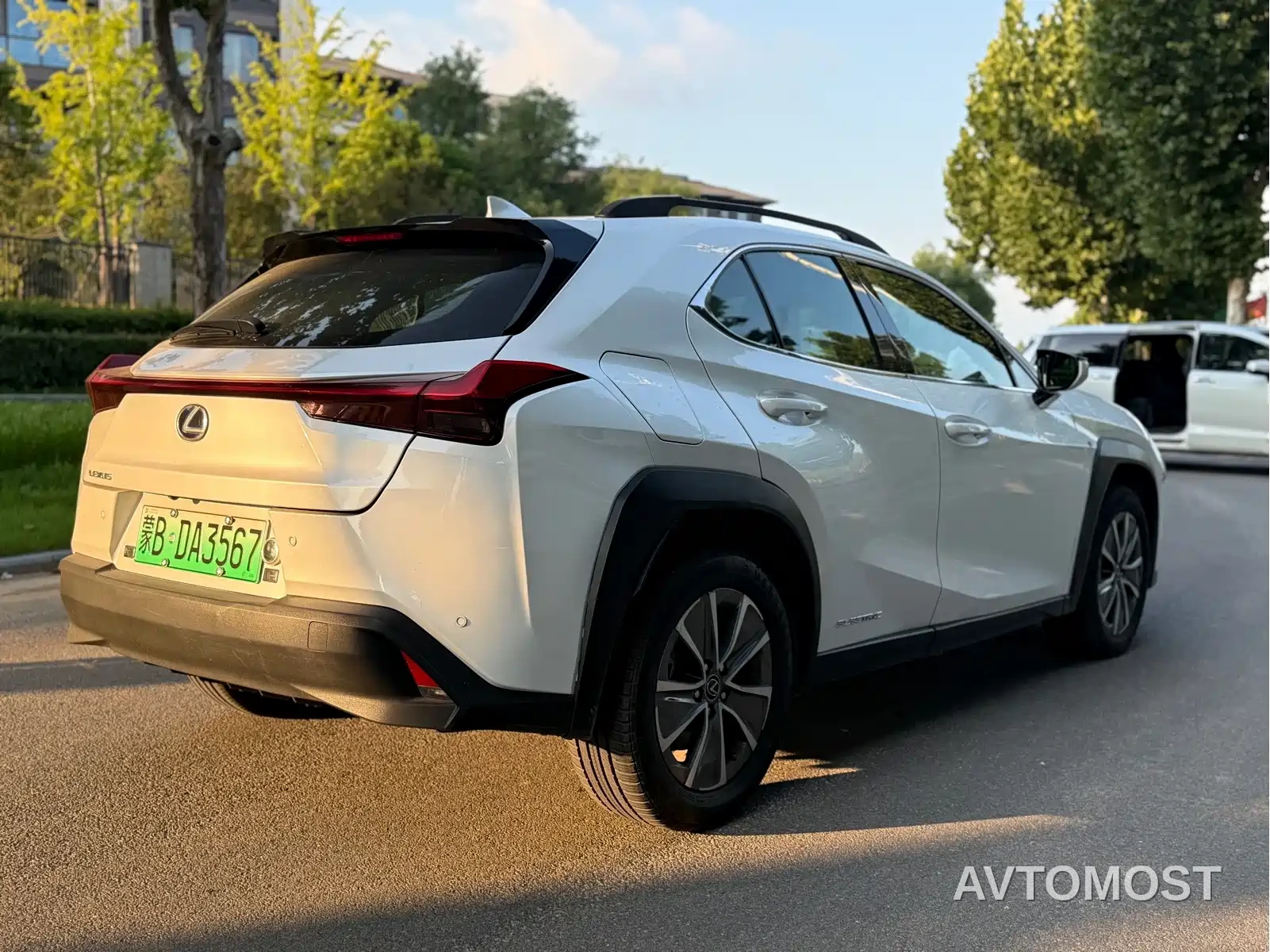 Lexus UX Electric 2020 300e Pure Enjoyment Edition — фото 9