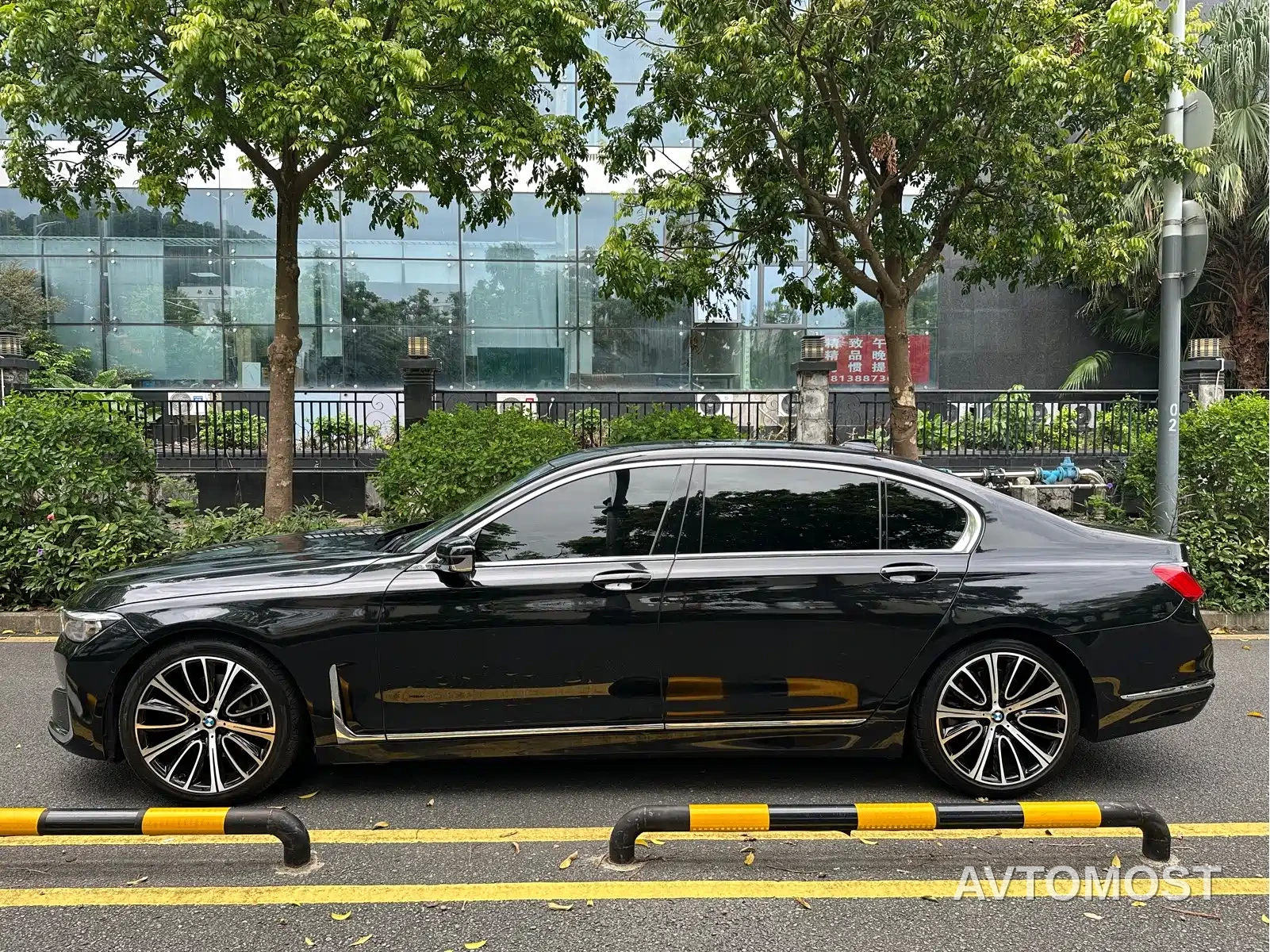 BMW 7 Series 2021 Model 740Li Leading M Sport Package — фото 4