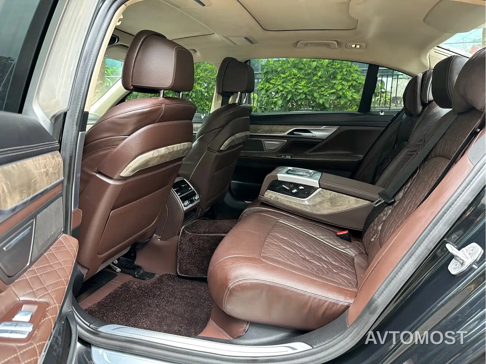 BMW 7 Series 2021 Model 740Li Leading M Sport Package — фото 6