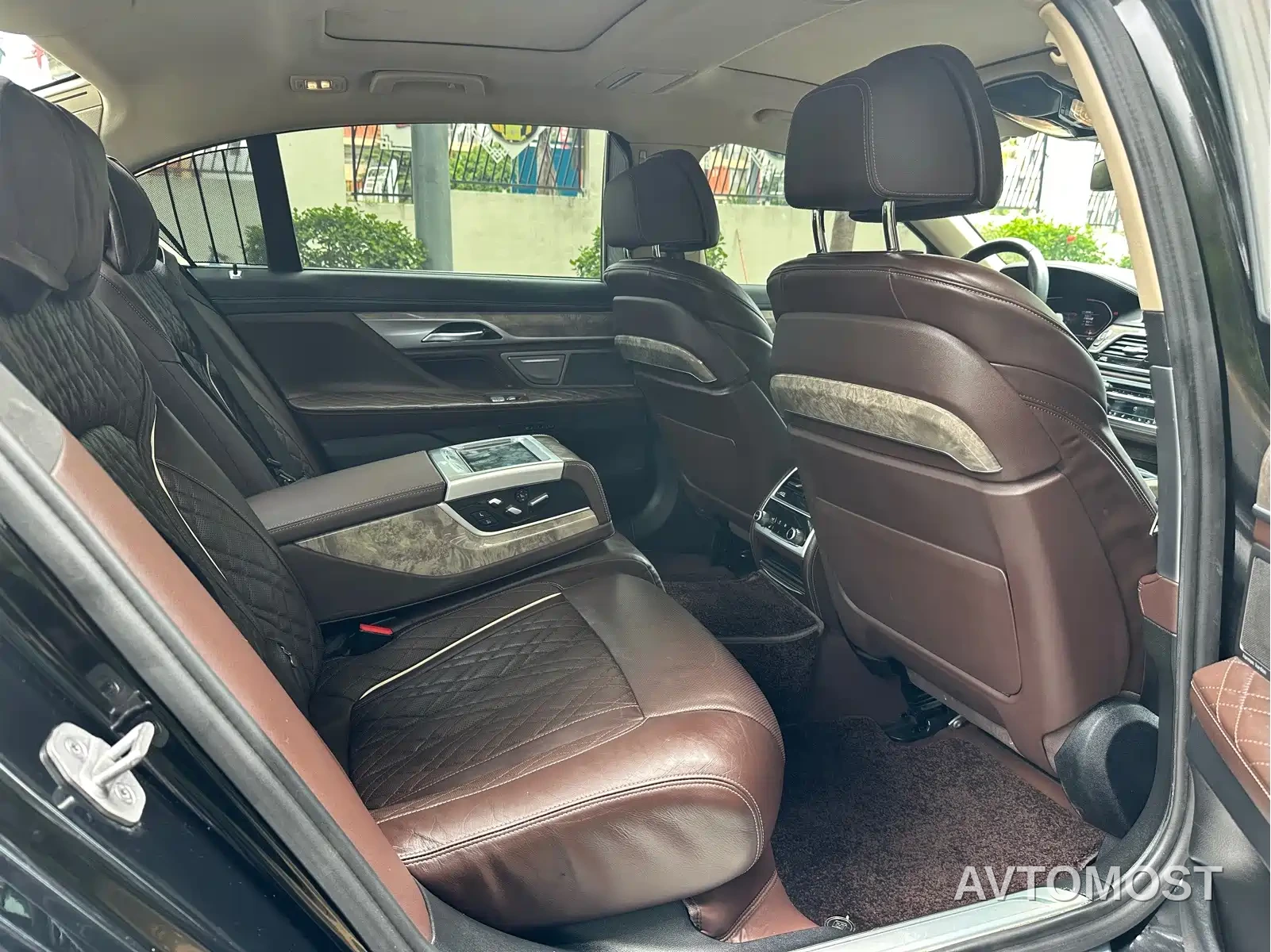 BMW 7 Series 2021 Model 740Li Leading M Sport Package — фото 7