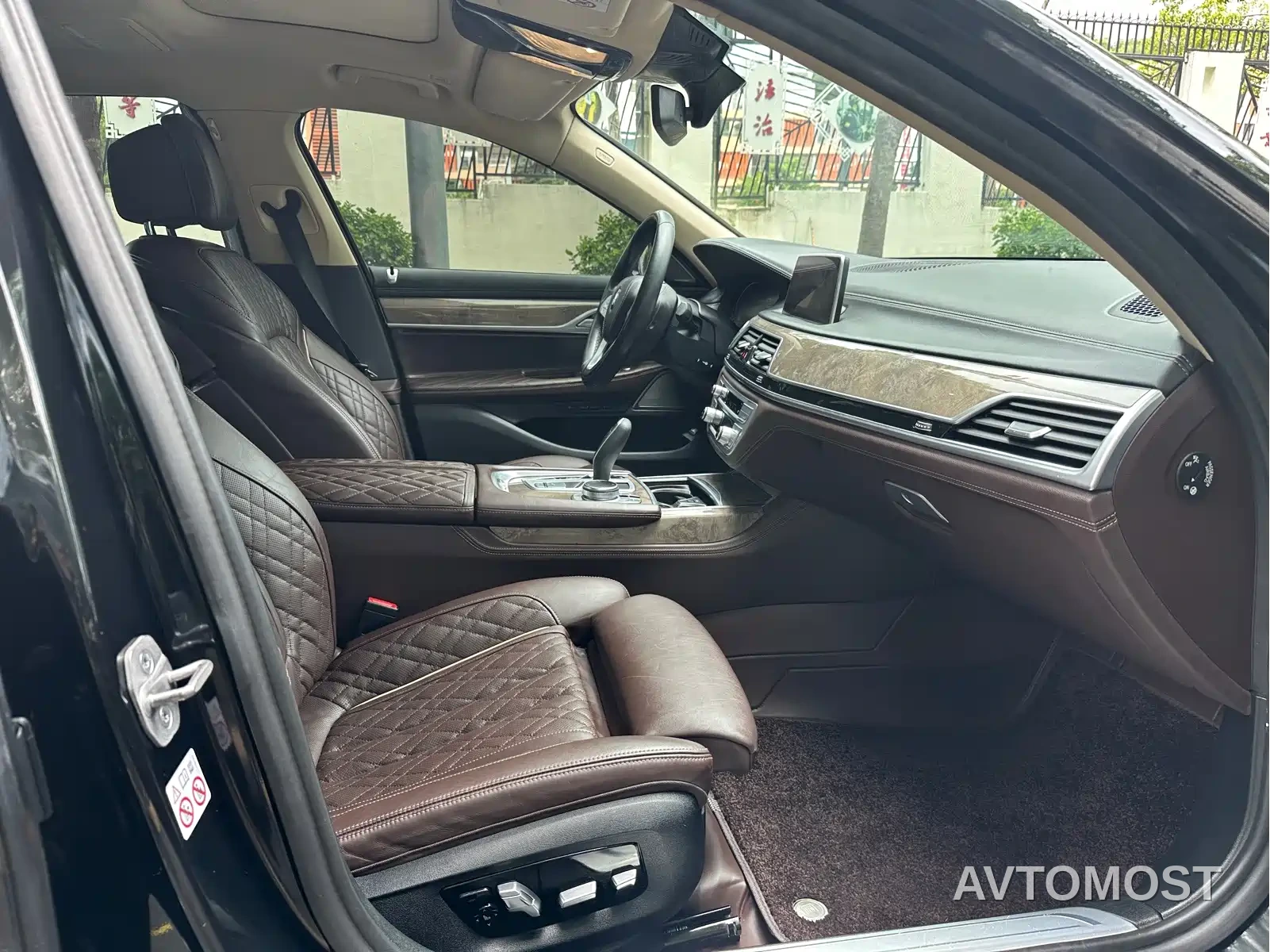 BMW 7 Series 2021 Model 740Li Leading M Sport Package — фото 8