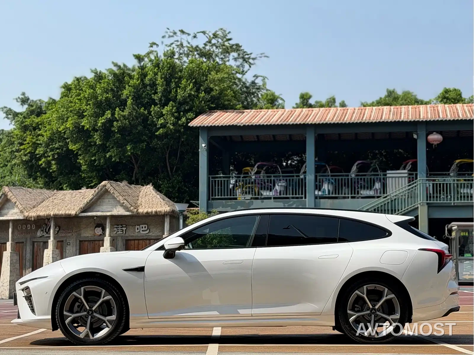 Nezha S Shooting Brake 2024 Extended Range 300 Pro Edition — фото 3