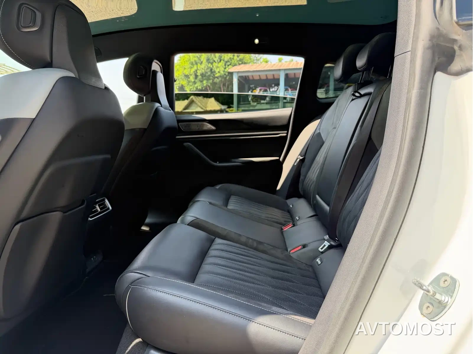 Nezha S Shooting Brake 2024 Extended Range 300 Pro Edition — фото 6
