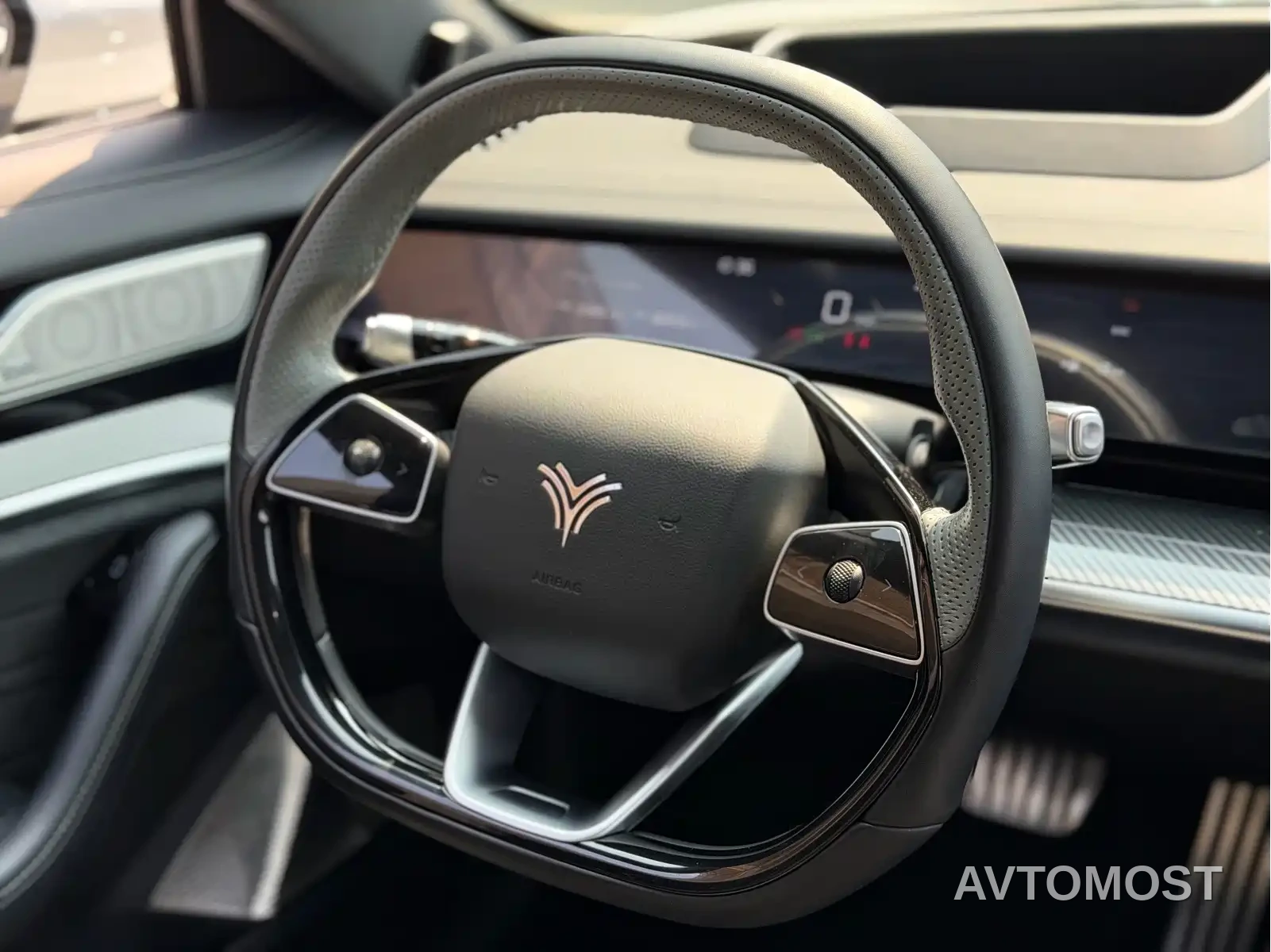 Nezha S Shooting Brake 2024 Extended Range 300 Pro Edition — фото 8