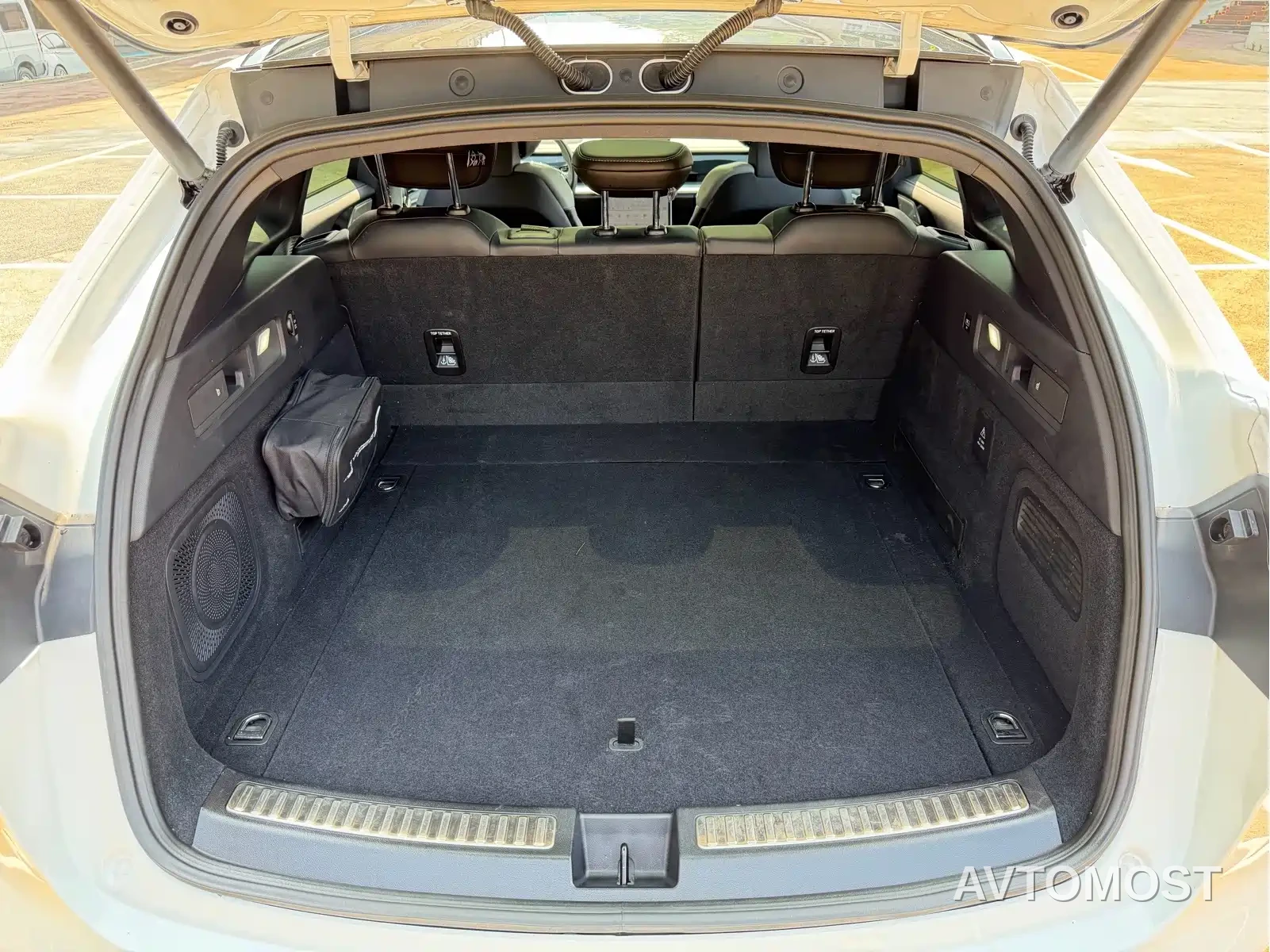 Nezha S Shooting Brake 2024 Extended Range 300 Pro Edition — фото 17