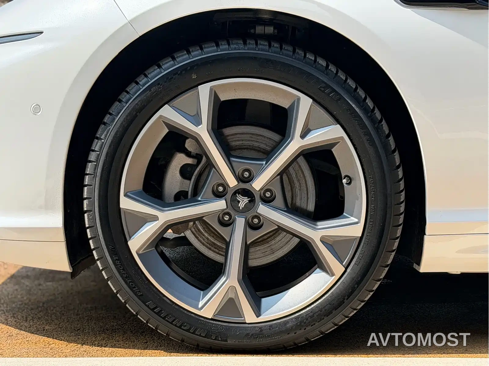 Nezha S Shooting Brake 2024 Extended Range 300 Pro Edition — фото 20