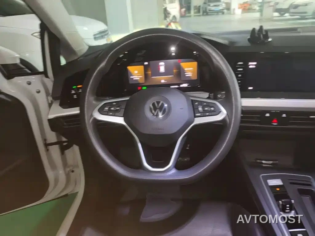 Volkswagen Golf 2023 Model 200TSI DSG — фото 11
